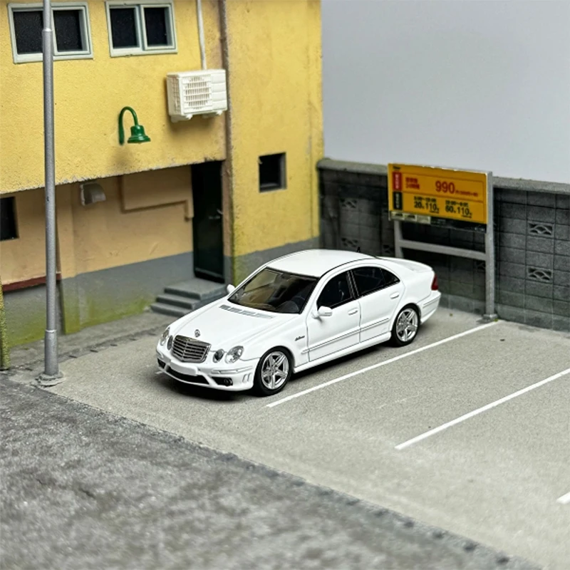 1:64 Scale E63 W211 W140 Classic Four-eye Limited Edition Simulation Alloy Car Model Adult Collection Display Ornaments