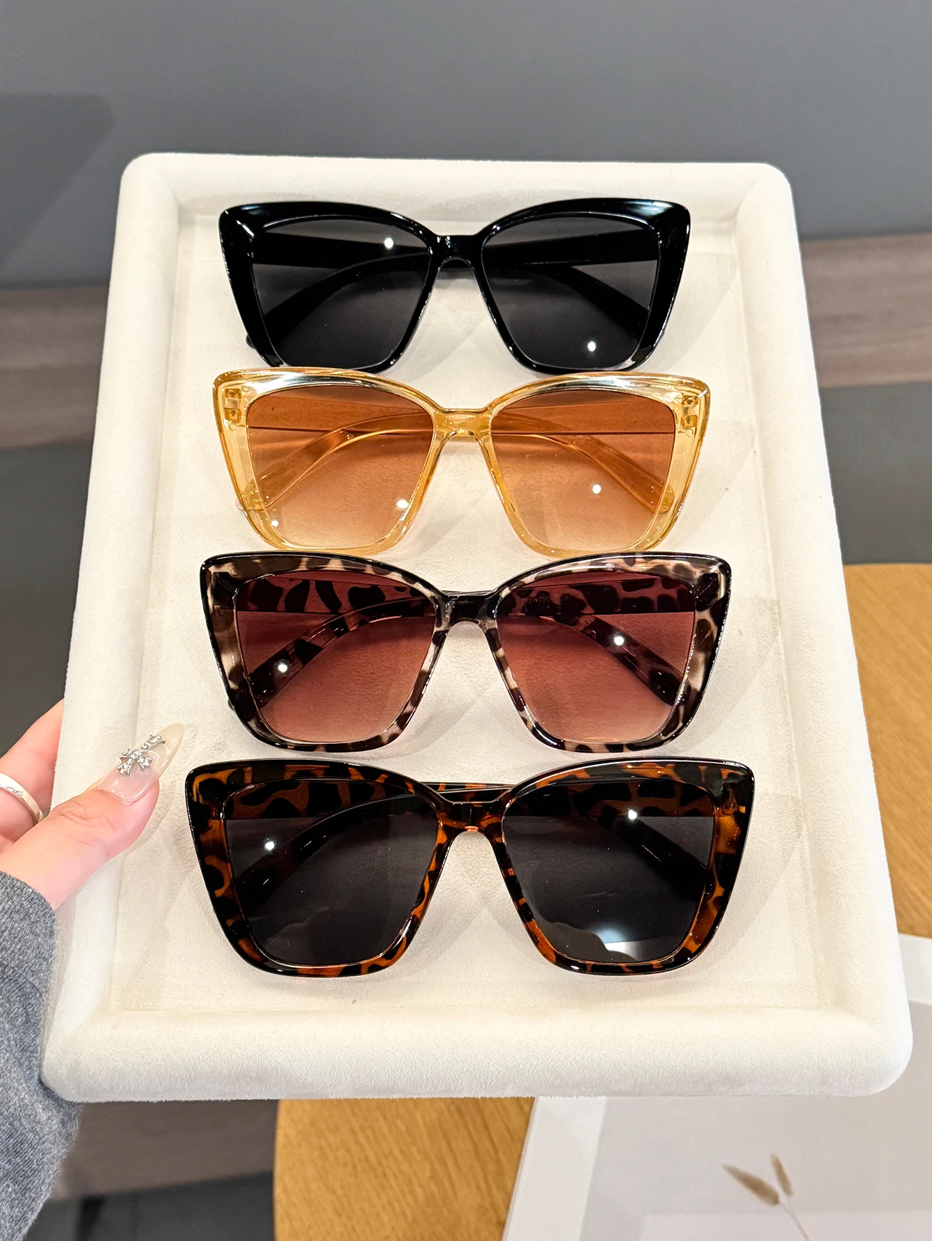4-teiliges Set Retro Cat-Eye Sonnenbrillen für Damen, Kunststoffrahmen, Modischer Street-Style für Wandern und Outdoor-Aktivitäten