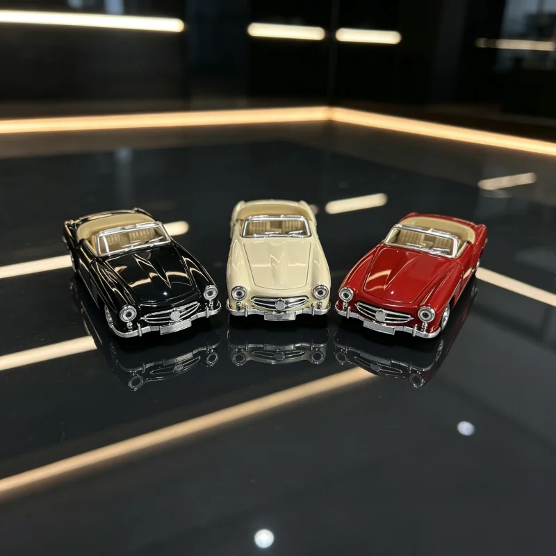 1:32 scale classic Mercedes convertible alloy model, with open doors, a retro and nostalgic metal toy car. It serves as a collec