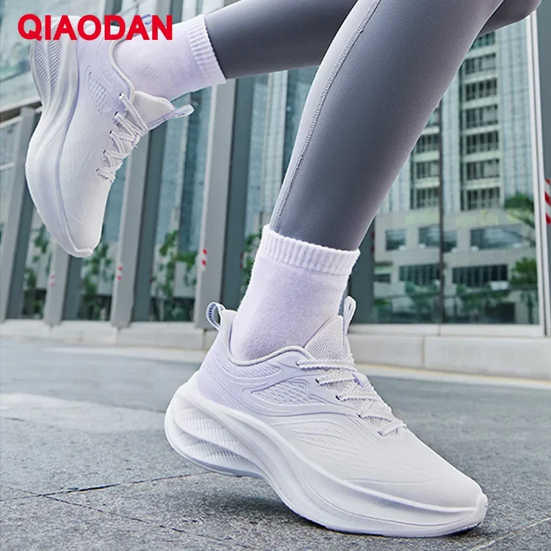 

QIAODAN женские кроссовки кожаные легкие дышащие спортивные кроссовки водонепроницаемые удобные кроссовки для спортзала QXB022254208G