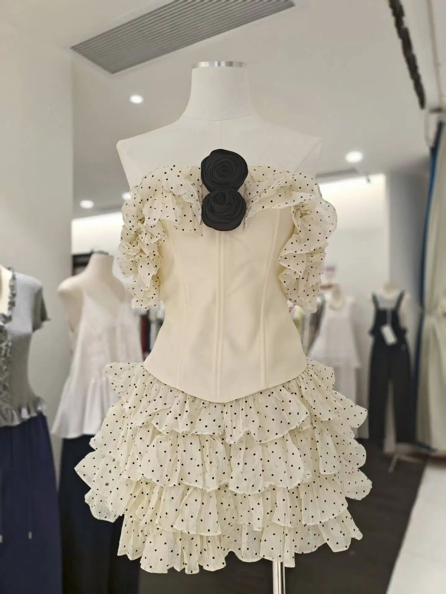 

Women Sexy Off The Shoulder Flower Decoration Top Short Tiered Skirt Sets Polka Dot Designer Birthday Party Fashion Outfit