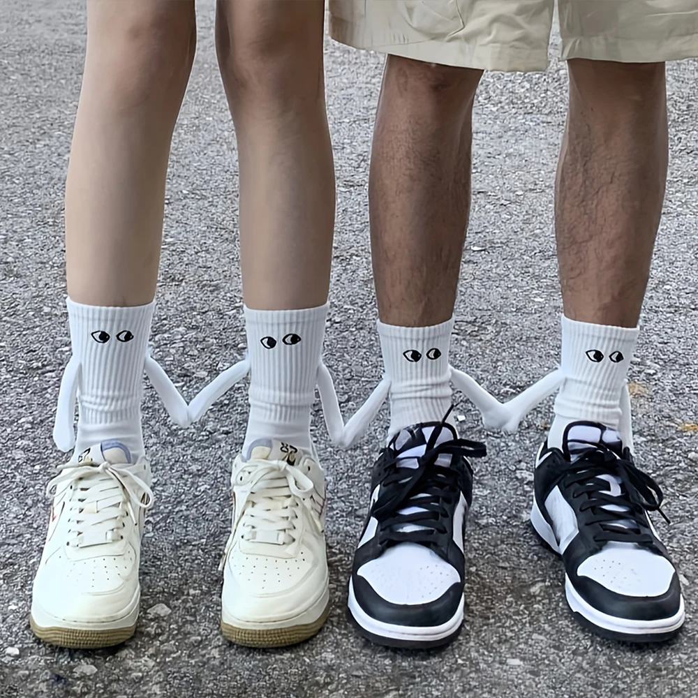 2/4/6/10 pares meias magnéticas com mãos mulheres homens moda preto branco engraçado bonito dos desenhos animados olhos casal meados tubo meias para presentes