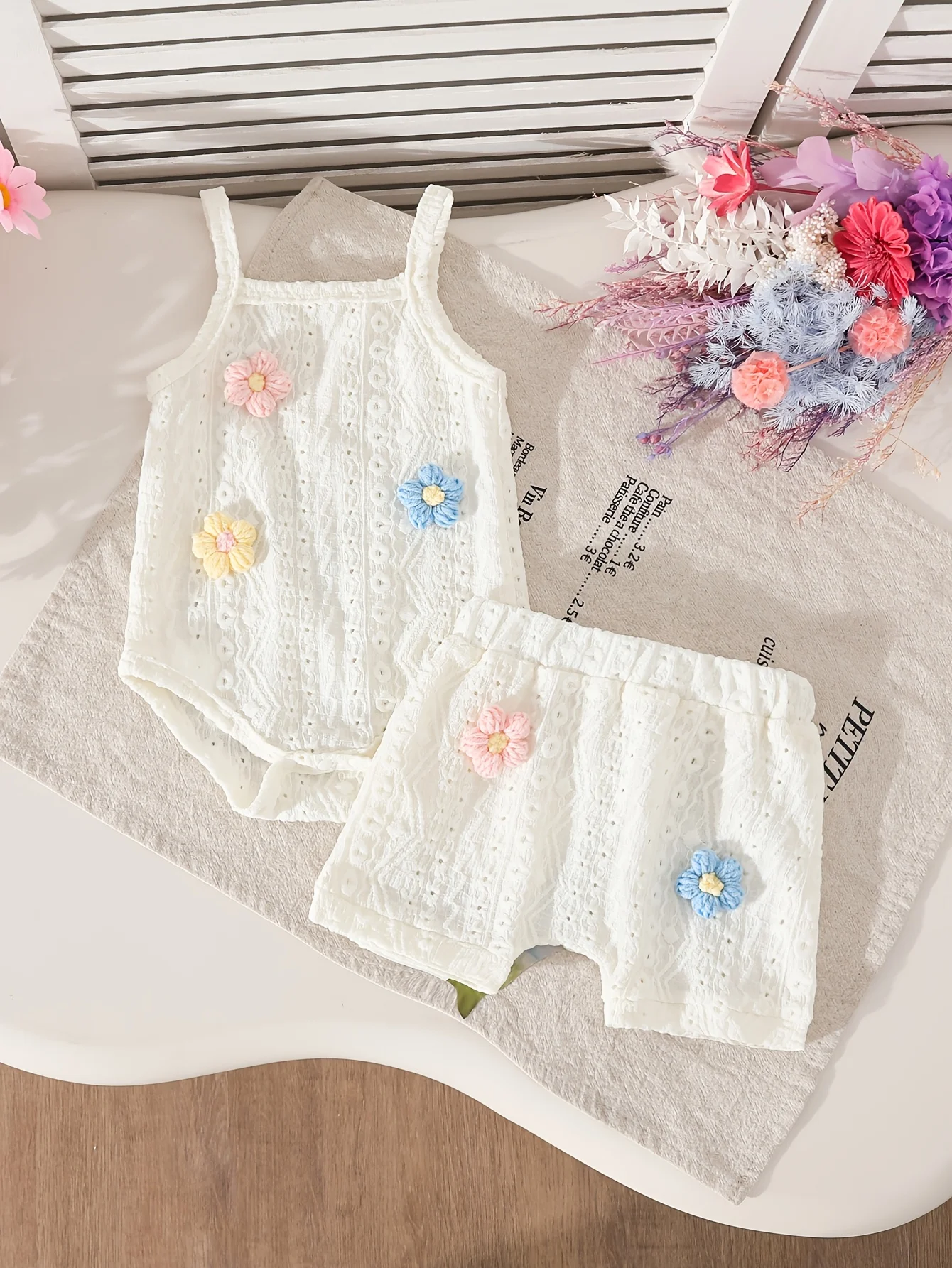 conjunto-de-macacao-sem-mangas-para-bebe-menina-com-calcas-curtas-estampa-de-flor-em-croche-renda-casual-de-verao-2-pecas