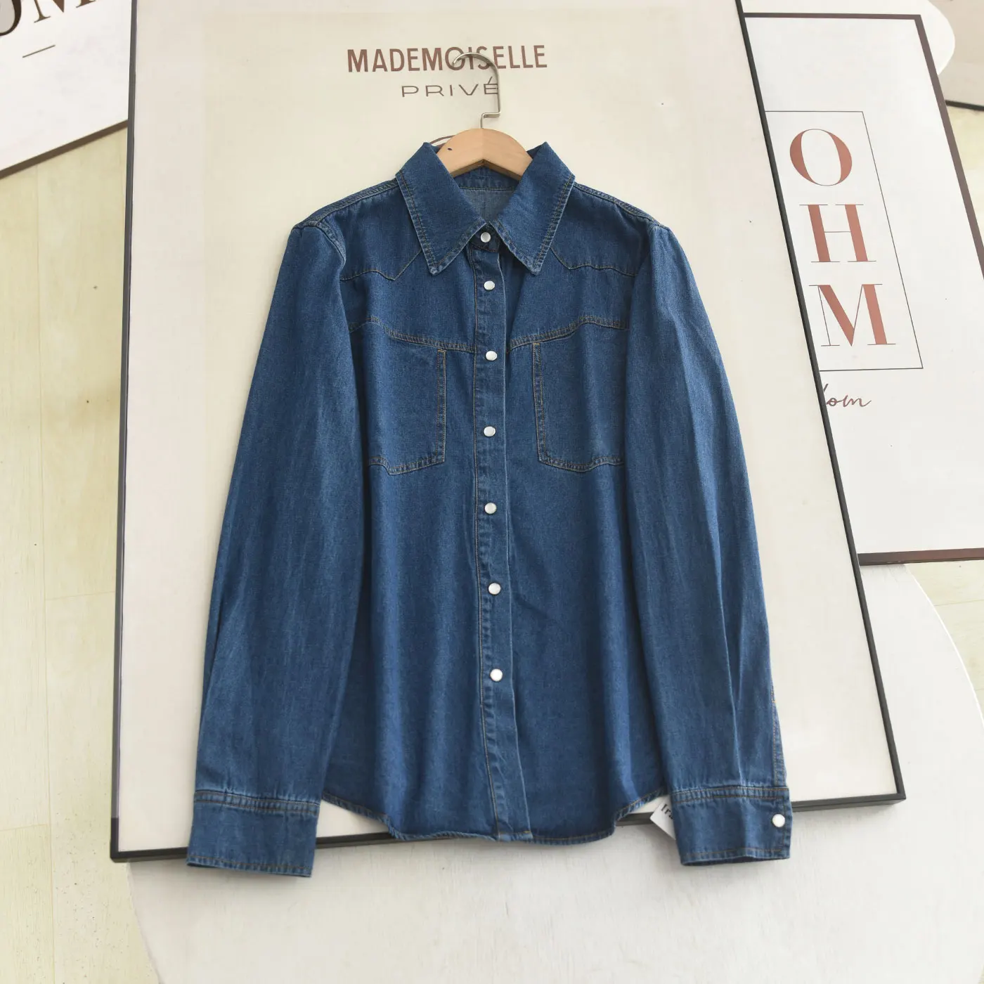 

Ретро-рубашка из синего денима для женщин: весенняя, повседневная, прямого кроя, с длинным рукавом, стройнящая, классическая, универсальная, синяя джинсовая рубашка