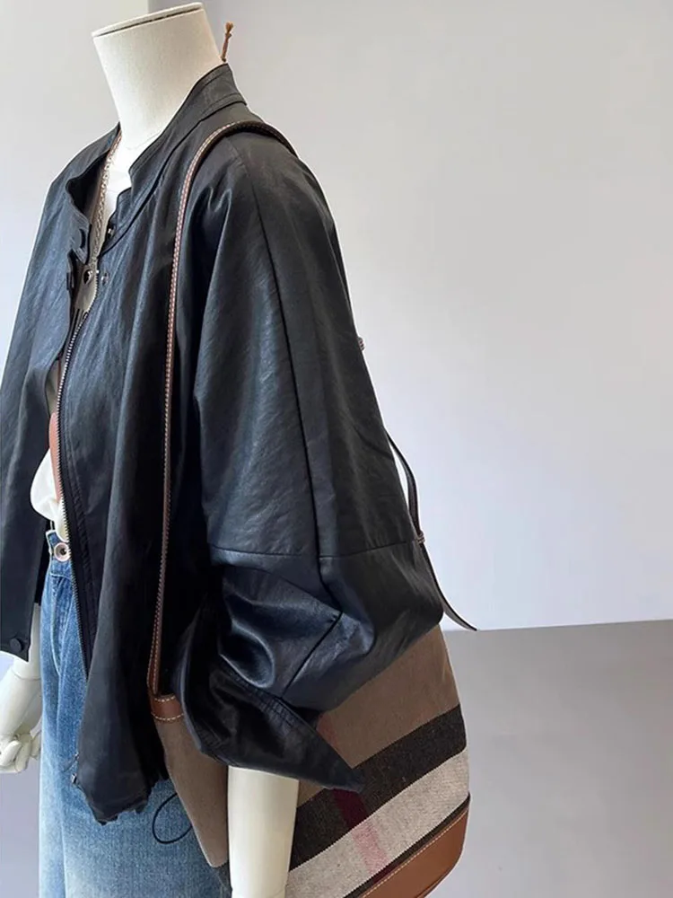 Jaqueta de Couro Retro Americana Feminina Casual com Botões Decorativos, Corte Solto, Manga Longa e Fechamento com Zíper