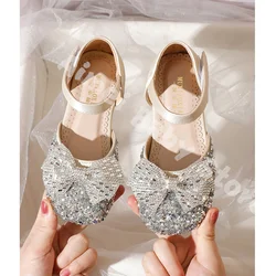 Sandalias con lazo de lentejuelas y diamantes de imitación para niñas, zapatos de princesa para niños, Baotou huecos, zapatos de rendimiento para niños, verano 2023