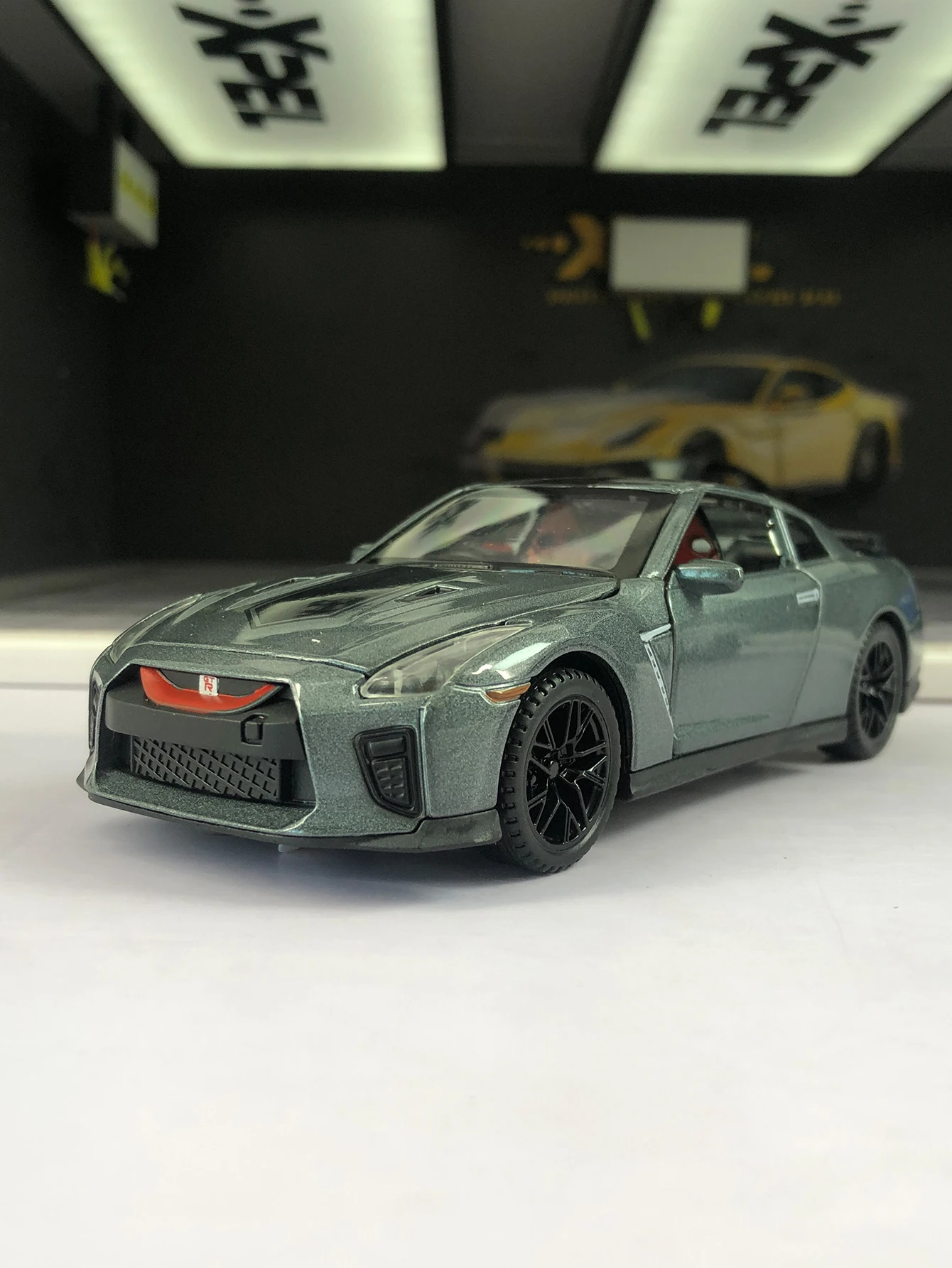 

1: 32 simulation zinc alloy sports car model, static ornament, metal collectible gift car