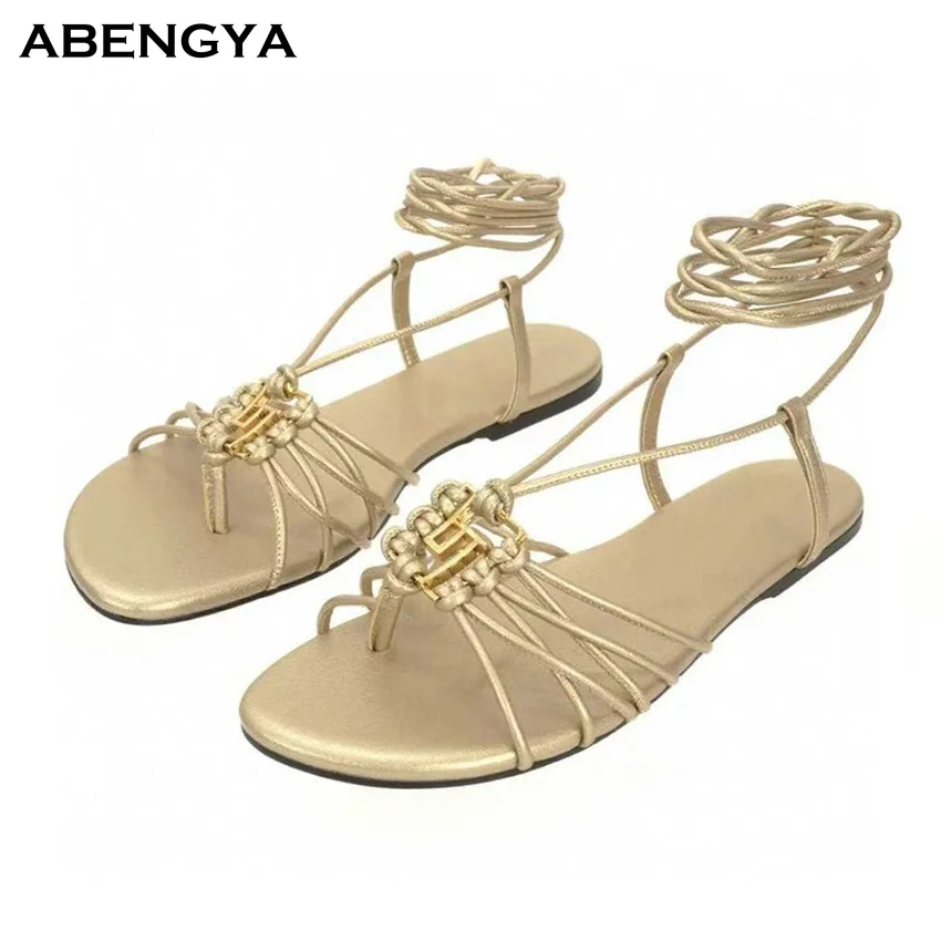 

2024 Дизайнерские новые плетеные кожаные сандалии на плоской подошве, женские модельные туфли с ремешком на щиколотке, летние пикантные вечерние пляжные сандалии для женщин