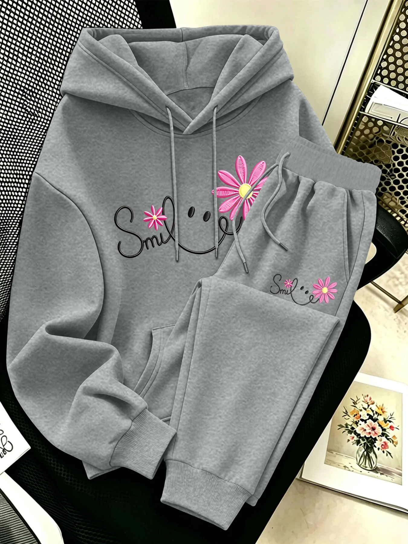 Conjunto de dos piezas para mujer: sudadera con estampado de flores rosas y pantalones deportivos, de tejido suave y diseño informal, ideal para la primavera, el otoño y el invierno.