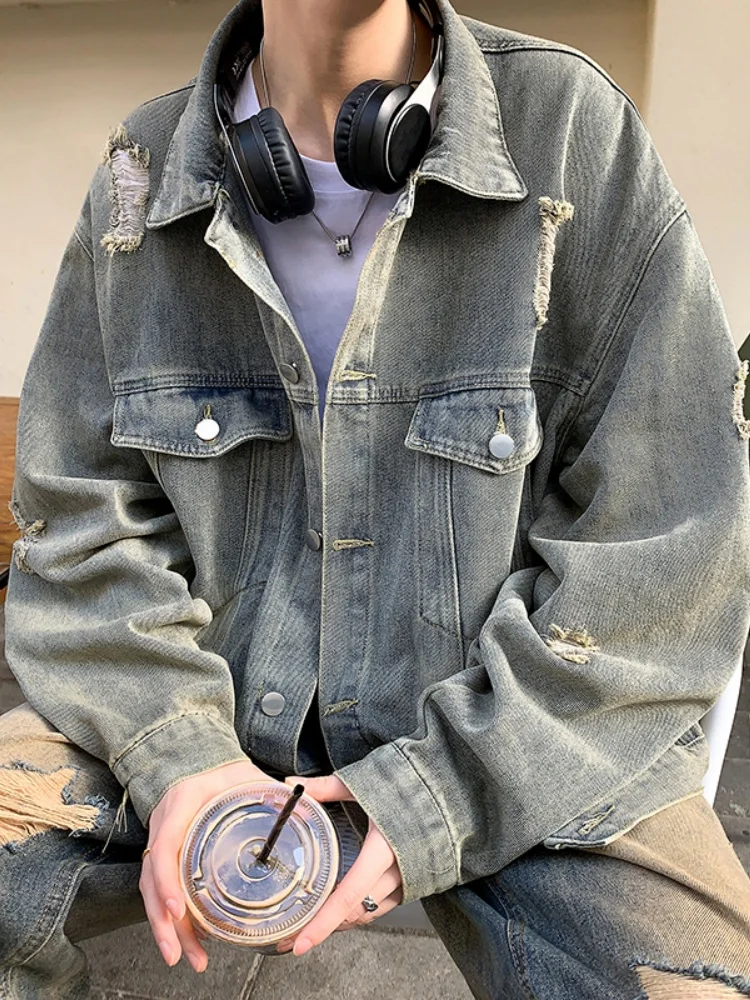 

Стильная мужская джинсовая куртка с дырками, осенняя модная верхняя одежда для подростков и молодежи, свободный крой, длинный рукав, V-образный вырез, декор на пуговицах