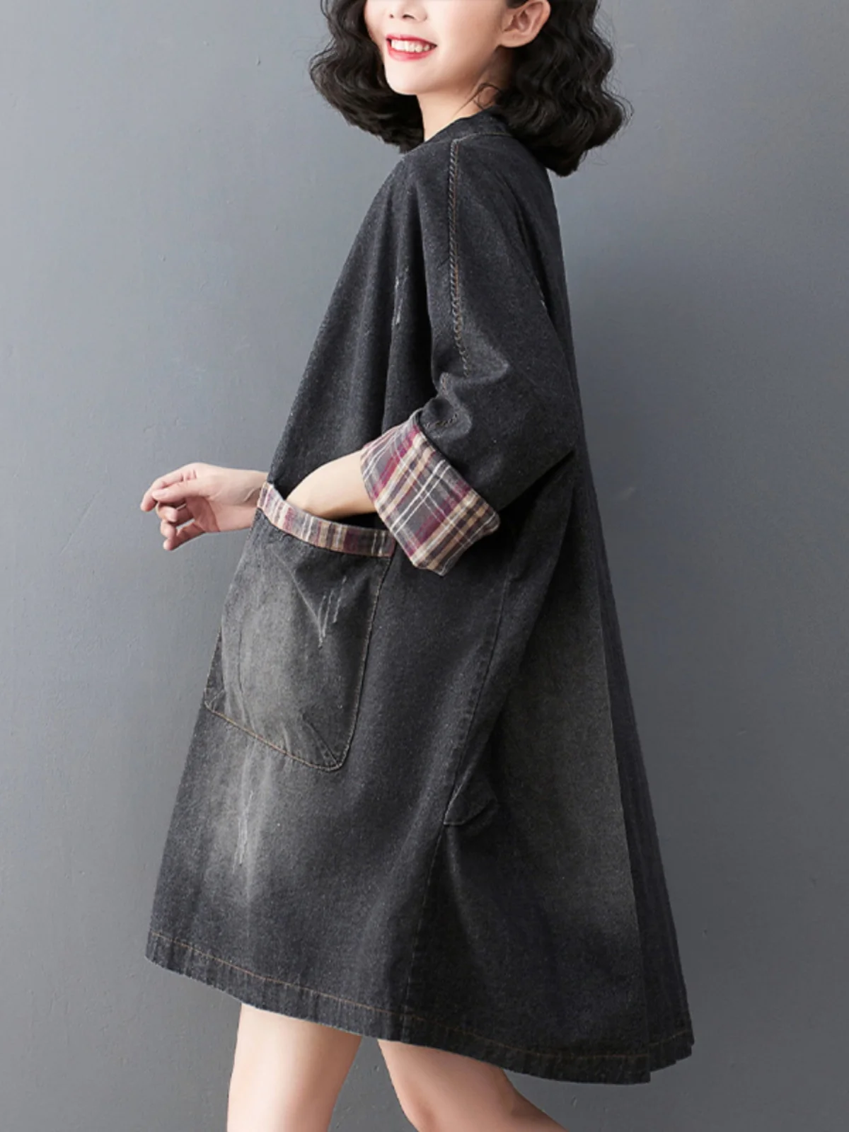 Damska kurtka jeansowa w stylu retro patchwork z nadrukiem, duży rozmiar, moda vintage, luźny krój, średniej długości.
