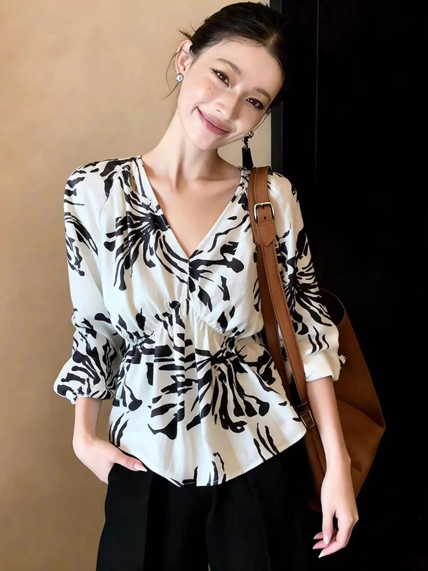 

Faionable Korean Sle V-Ne Long Sve irt Women's High-End Color Blo Spring Season Ele Top Silk Material
