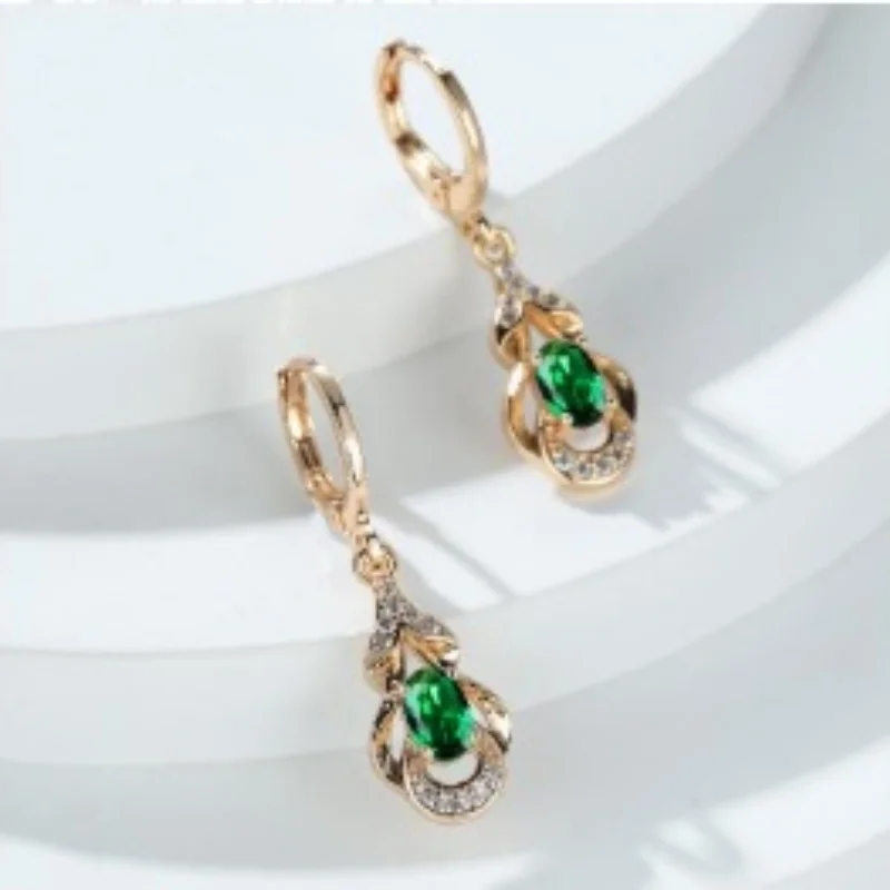 2026 New Popular Elliptical Geometric Green Zircon Ear Buckle for Women, Elegant and Exquisite, Careful Machine Accessories