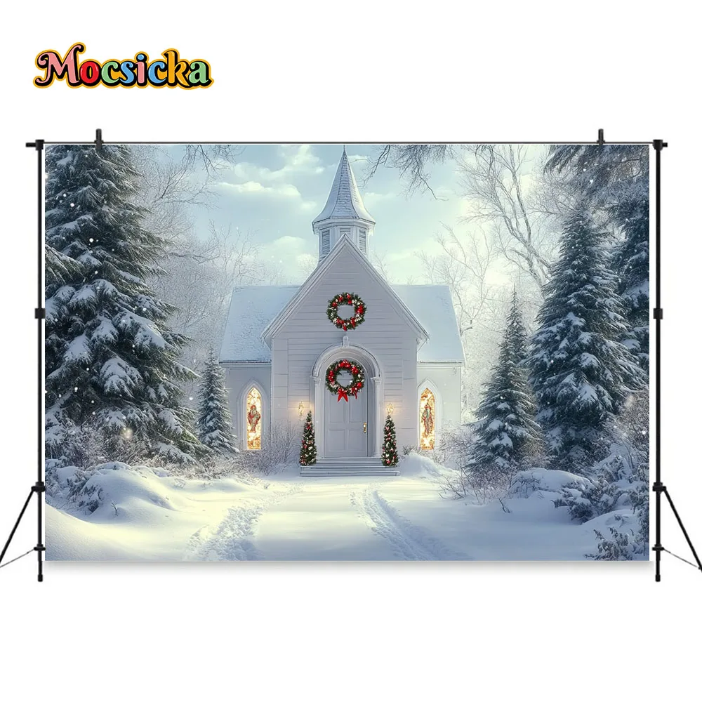 Mocsicka-fundo branco da igreja do Natal, estúdio exterior da foto, fundo do Natal, floresta nevado do pinho, luzes do brilho, miúdos e família