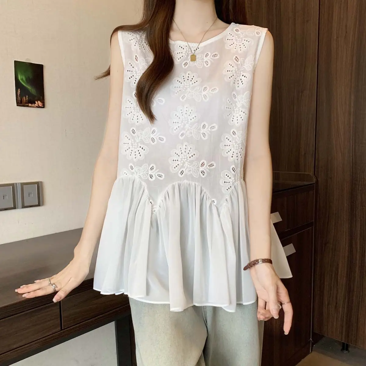 Camisa empalmada con dobladillo Irregular de encaje hueco de estilo europeo para mujer, novedad de verano 2025, Top de cuello redondo a la moda