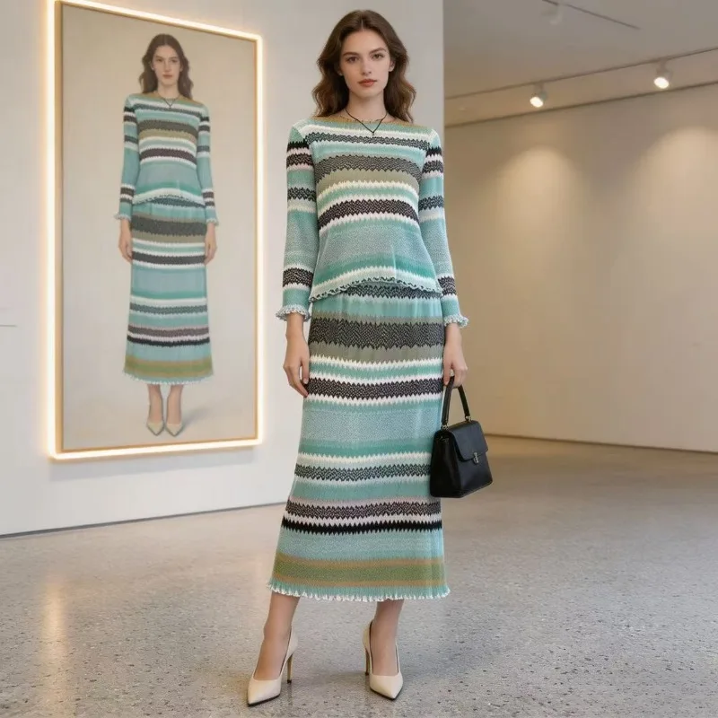 

Комплект с плиссированной юбкой и длинным рукавом Miyake 2026: Новинка, модный полосатый дизайн, омолаживающий эффект, приталенный крой, высокая эластичность, стильный повседневный плиссированный наряд