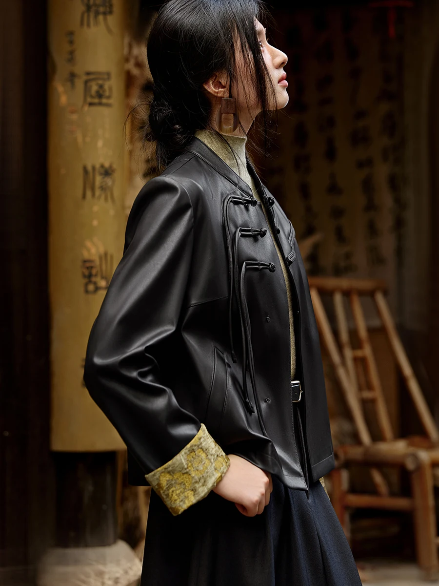 เสื้อแจ็คเก็ตหนัง PU สไตล์จีน XWI สำหรับผู้หญิง รุ่นสั้น สีดำ เท่ห์ มีกระดุม  แฟชั่นฤดูใบไม้ผลิ 2026 เหมาะสำหรับการเดินทาง