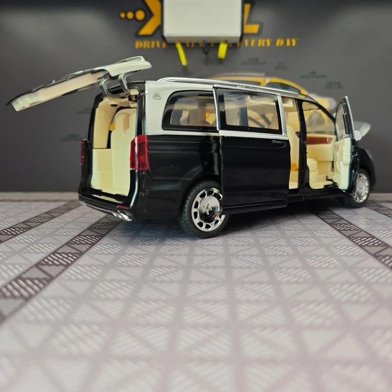 

Модель автомобиля Mercedes Benz Maybach VS680 в масштабе 1:24, с дистанционным управлением, открывающимися дверями, звуком и светом, подарок.