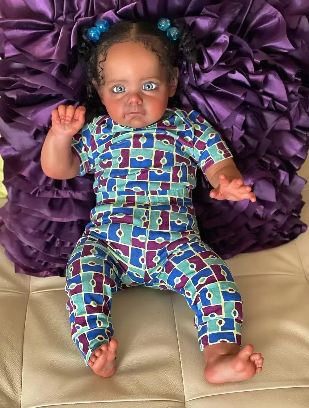 SINO-BB Fornitura limitata personalizzata 24''Reborn Baby Maggie Capelli radicati a mano Pelle scura Bambola già finita con abito diverso