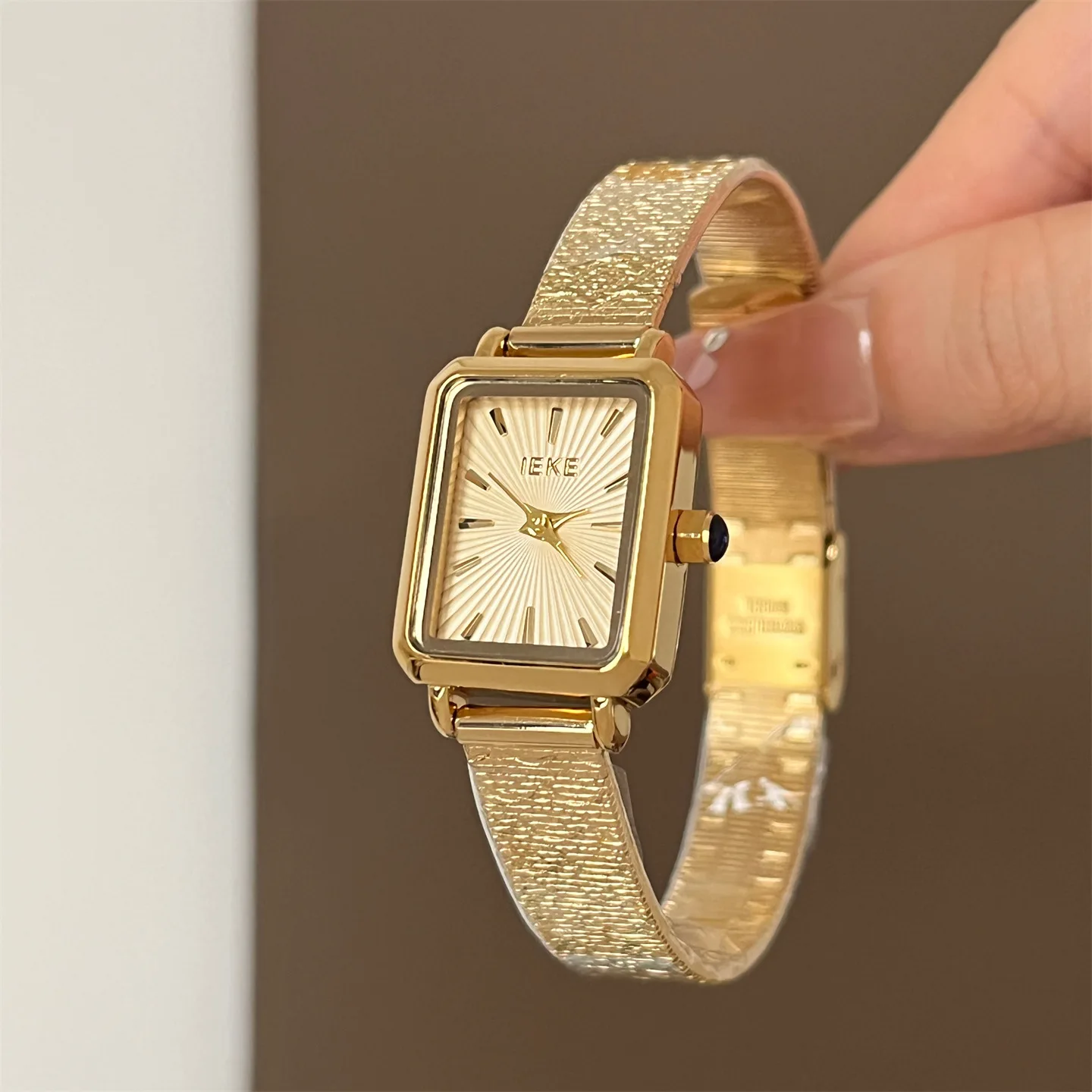

IEKE Matte Texture Gold Square Small Delicate Quartz Watch Niche Design Women's Watch Light Luxury Retro Watch Gift