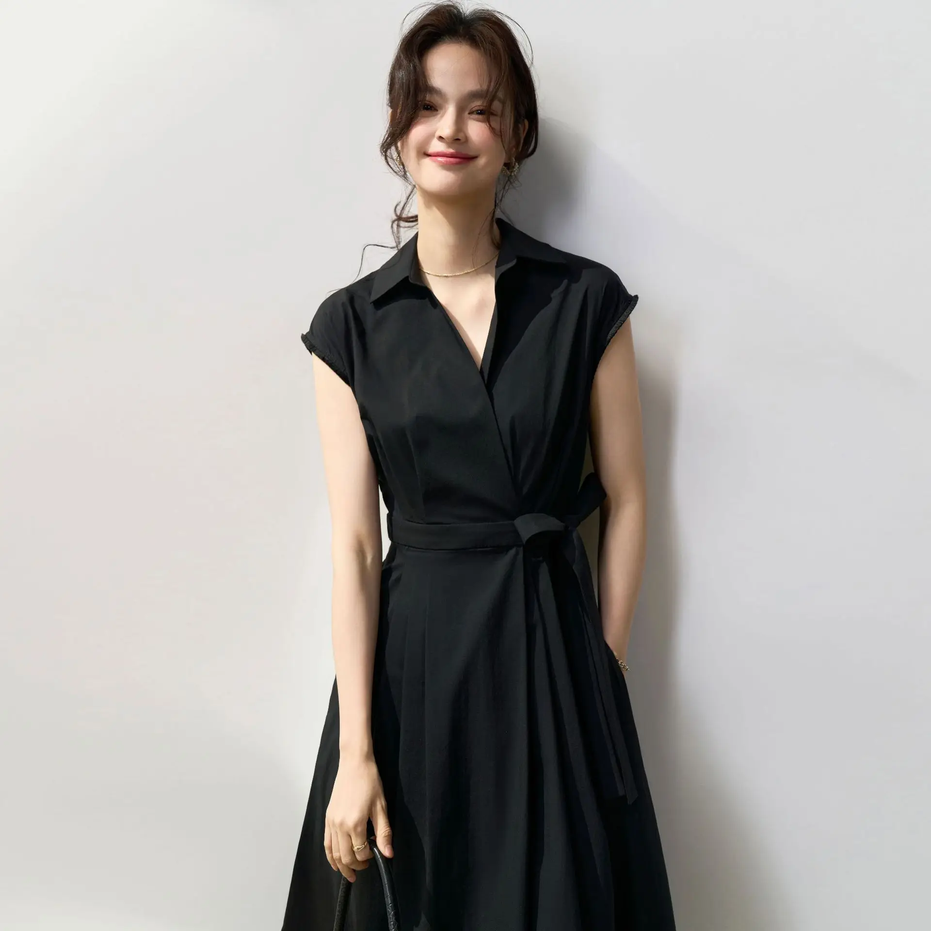 

Летнее платье Chuzhou Enghong Clothing Ele с симметричными складками, поясом, подчеркивающим талию, и высокой талией, из хлопкового трикотажа.