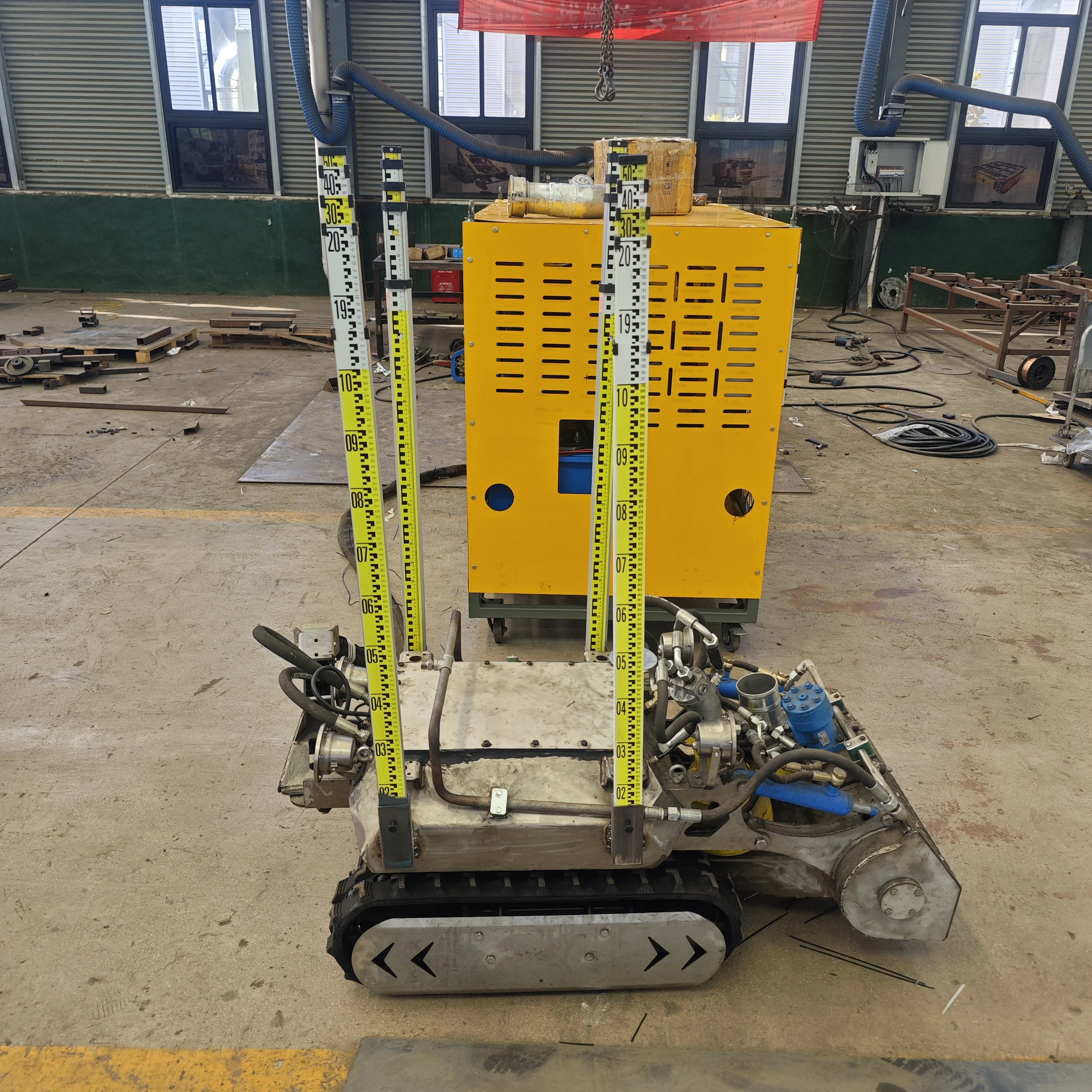 روبوت تنظيف الحمأة الكهربائية مع هيكل المسار المطاطي للبرك والبحيرات وحمامات الصرف الصحي ونظام التجريف للتحكم عن بعد تحت الماء