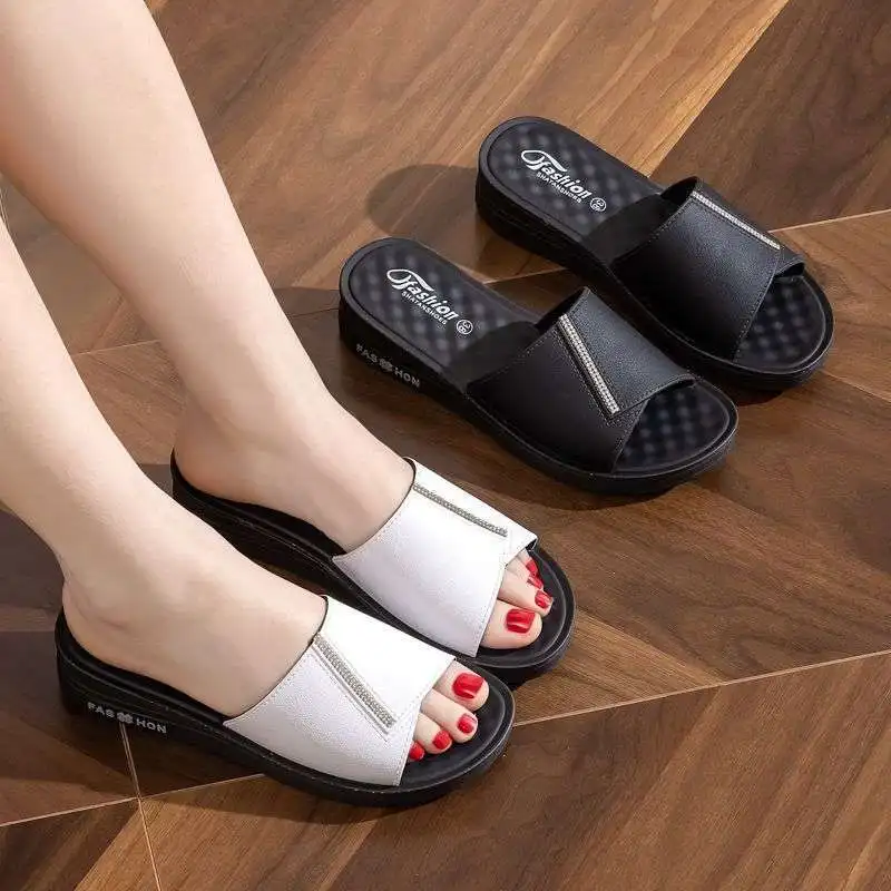 

Летние кожаные тапочки, уличная женская обувь, новинка 2023 года, обувь для мам, модные нескользящие сандалии на мягкой подошве и толстой подошве на среднем каблуке