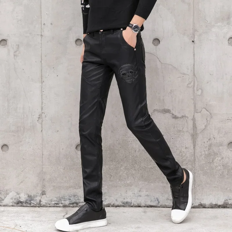 2025 Nuovi Uomini Pantaloni in ecopelle nera Moda Teschio Patchwork Pantaloni skinny in pelle da uomo Pantaloni a matita slim fit di alta qualità 28-36