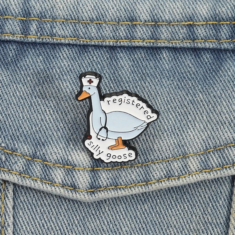 Broches en émail d'oie idiot enregistrée, broche de stéthoscope d'animal de dessin animé, Badges à revers, bijoux médicaux d'infirmière mignons, cadeau pour amis