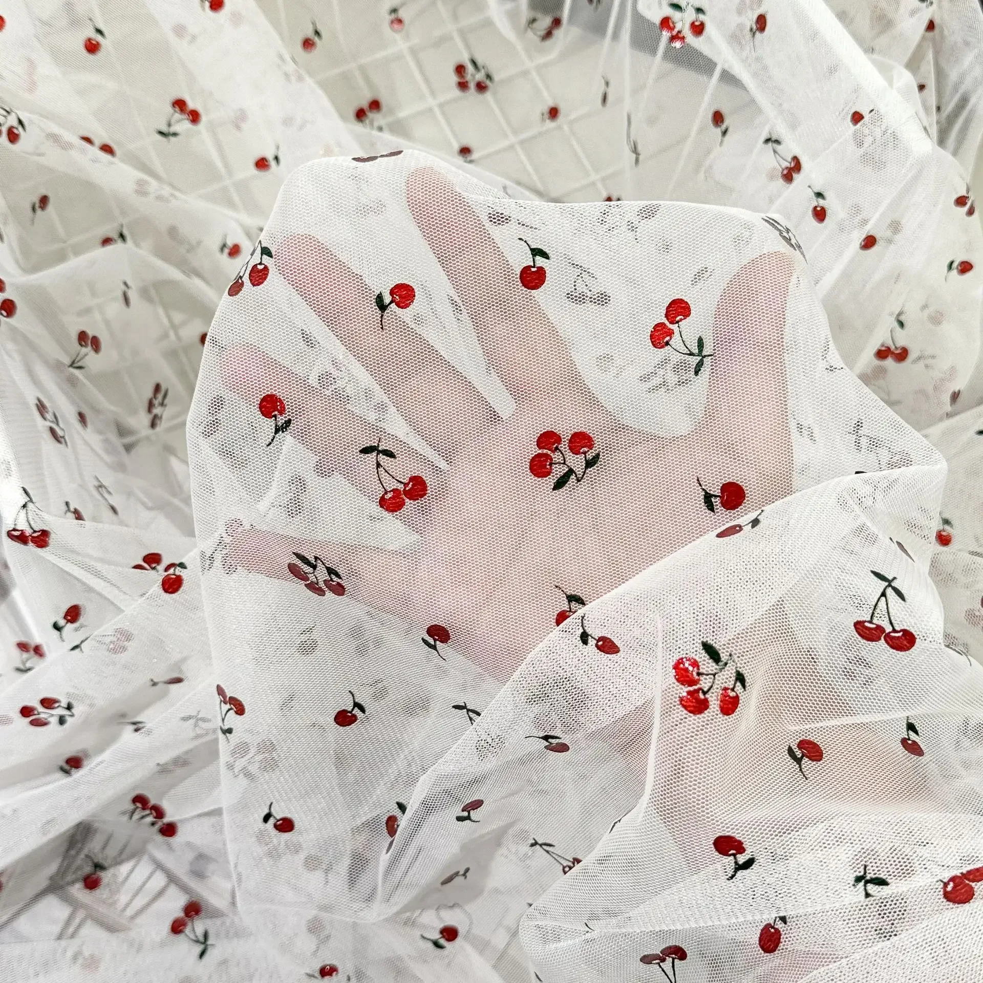 Tessuto a rete morbido elasticizzato con filo d'oro con stampa ciliegia per abbigliamento Materiale decorativo a rete trasparente con fori fini per sartoria fai-da-te