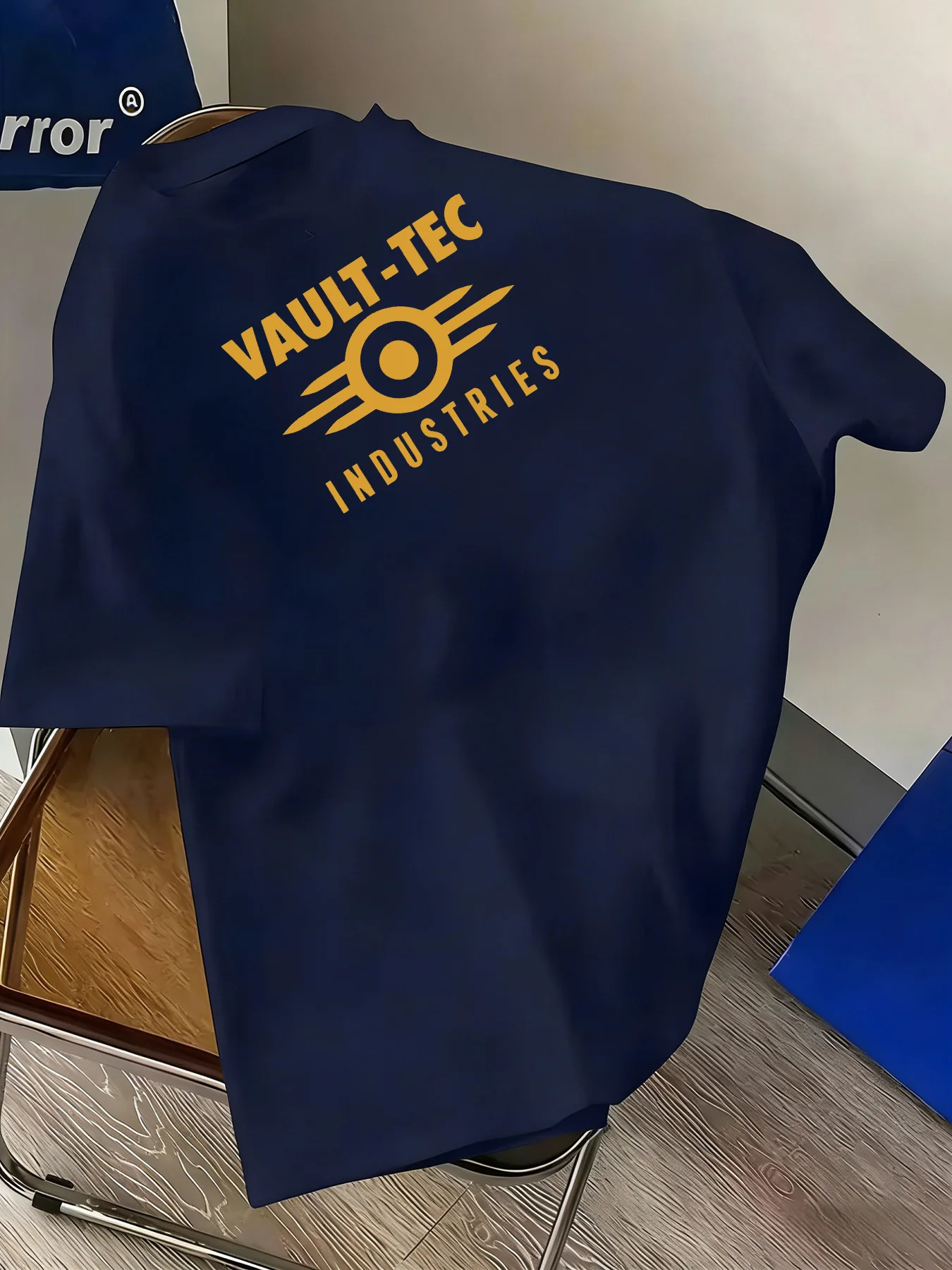 Herren-T-Shirt „Vault Tec Vintage Arcade“ – mit ikonischem Aufdruck, kurzärmelig, Rundhalsausschnitt, lässiger Stil, geeignet für den Sommer. – Detail 10