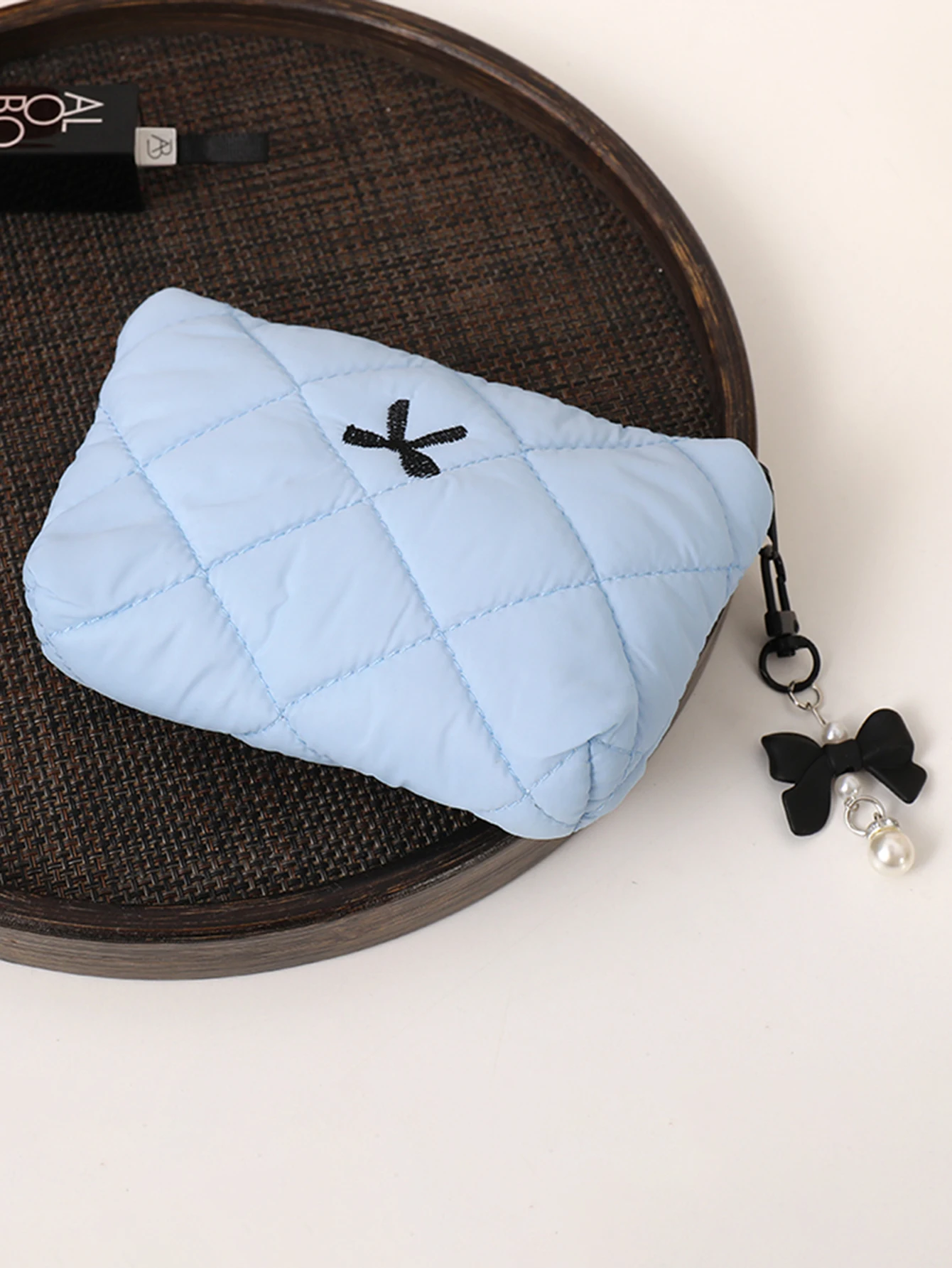Gesteppte Schleifen-Make-up-Tasche, tragbare Reisetasche für Lippenstift, Kopfhörer und Kleinteile, exquisite Handtasche – Detail 5