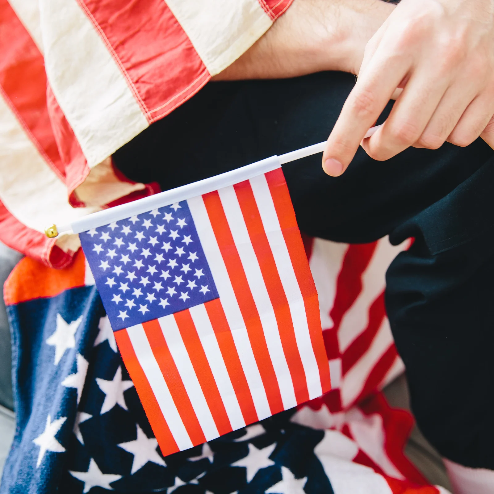 

100Pcs Usa Mini Flags High Quality Polyester Plastic Durable Lightweight Non Fading Suitable for Historical Events Party