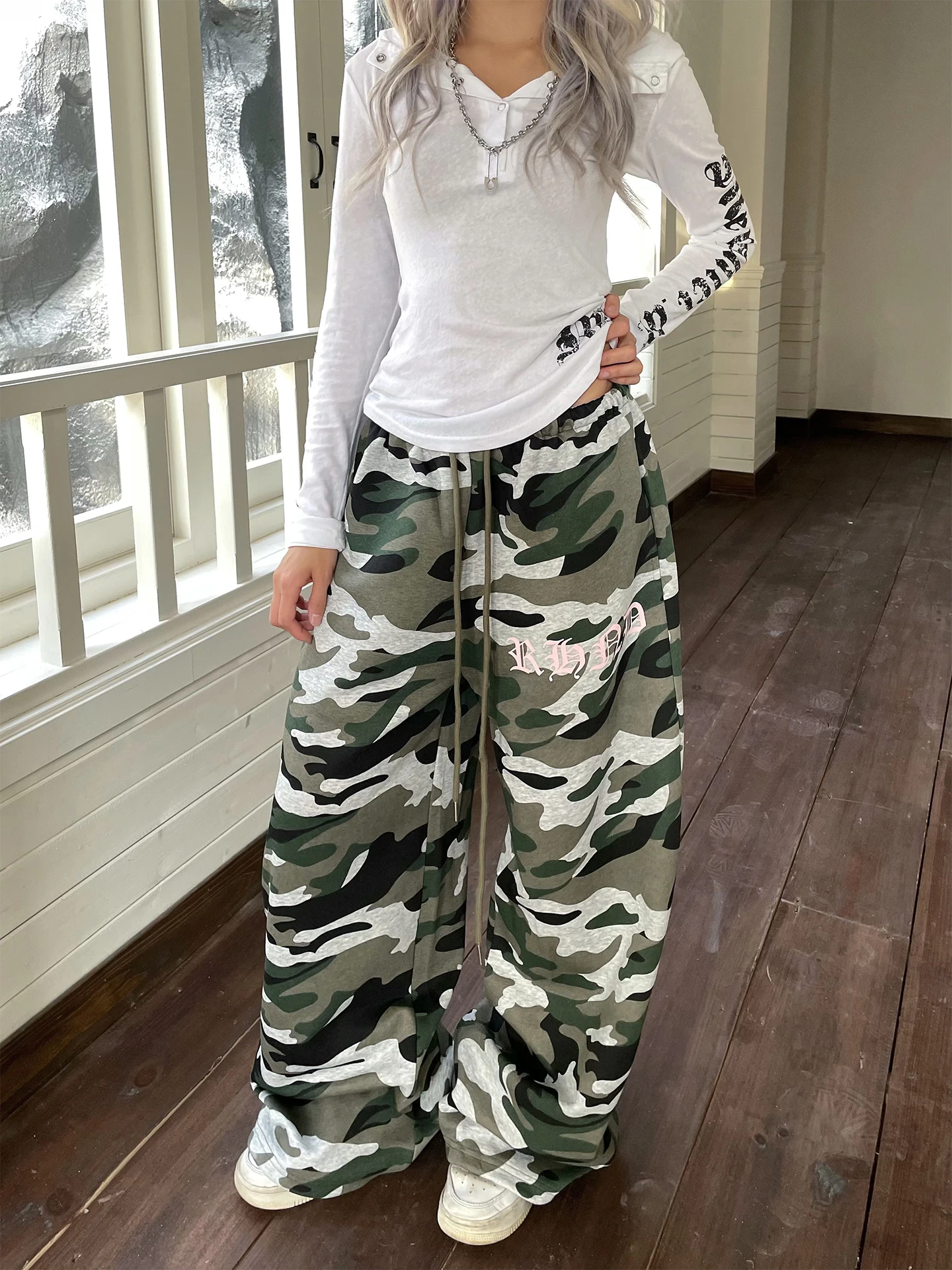 

Готические свободные повседневные спортивные брюки с широкими штанинами и шнурком, американские камуфляжные джинсы с буквенным принтом для женщин