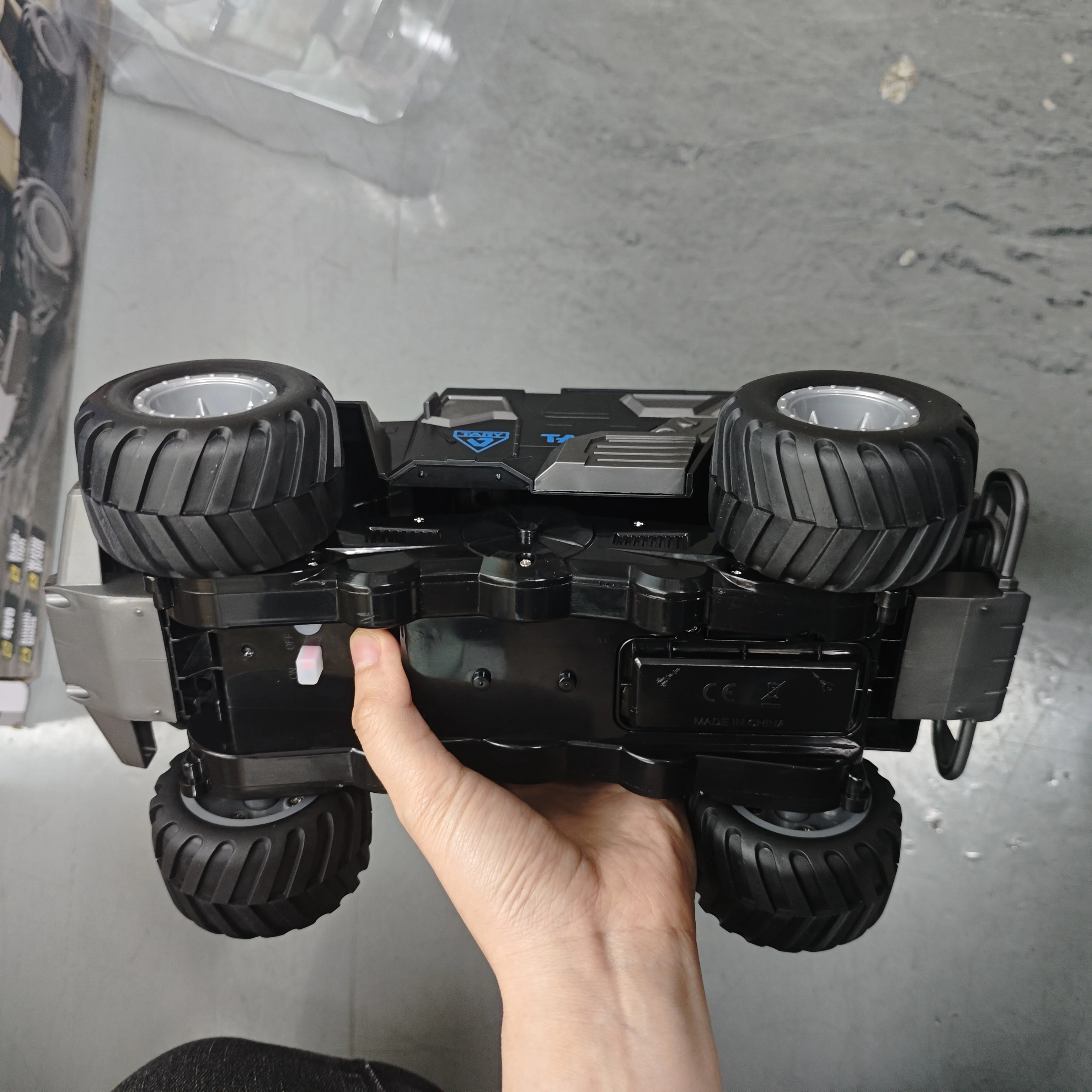 

9IMOD Q241 1/16 Waterproof Car 2.4G Amphibious Vehicle 10KM/H 4WD All-Terrain Off-Road Stunt Truck Toy Gift for Kids Adults