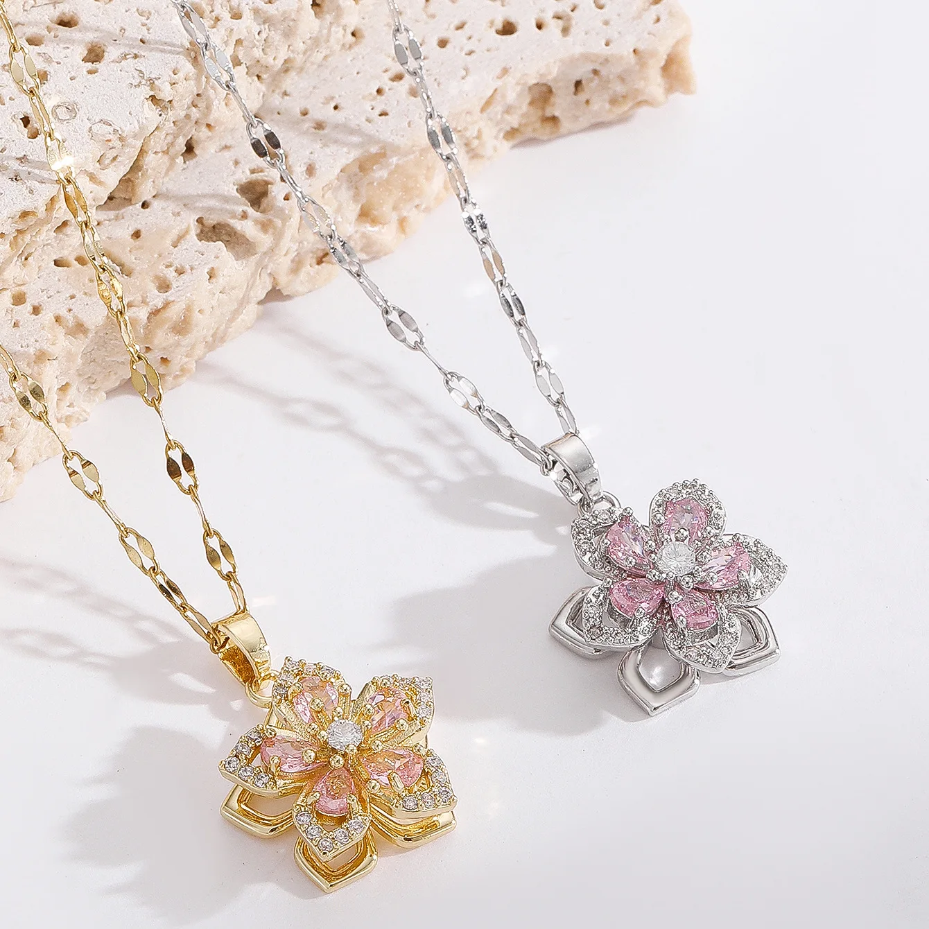 

Light Luxury Shiny Zircon Rotatable Flower Pendant Necklace For Women Stainless Steel Romantic Spin Floral Plant Choker Jewelry