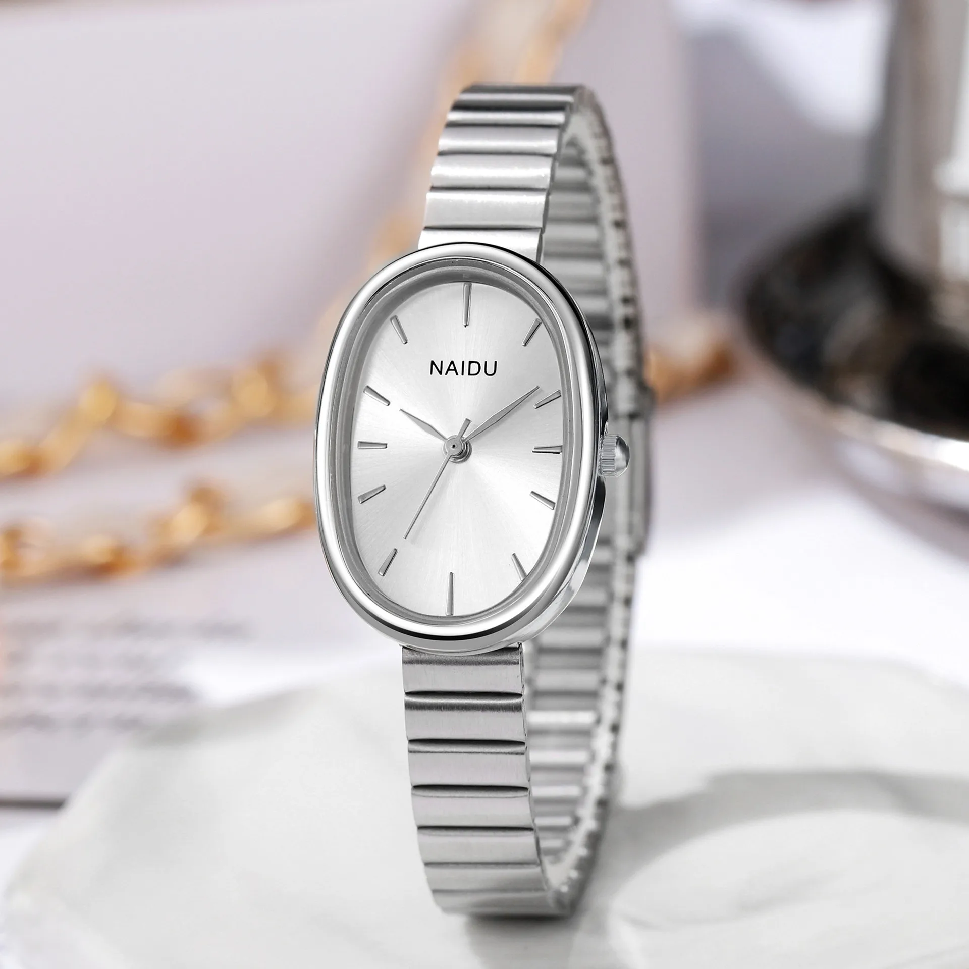 Nuevo reloj de moda para mujer, banda de acero para mujer, pulsera de acero ovalada de alta gama Instagrammable, reloj de cuarzo versátil