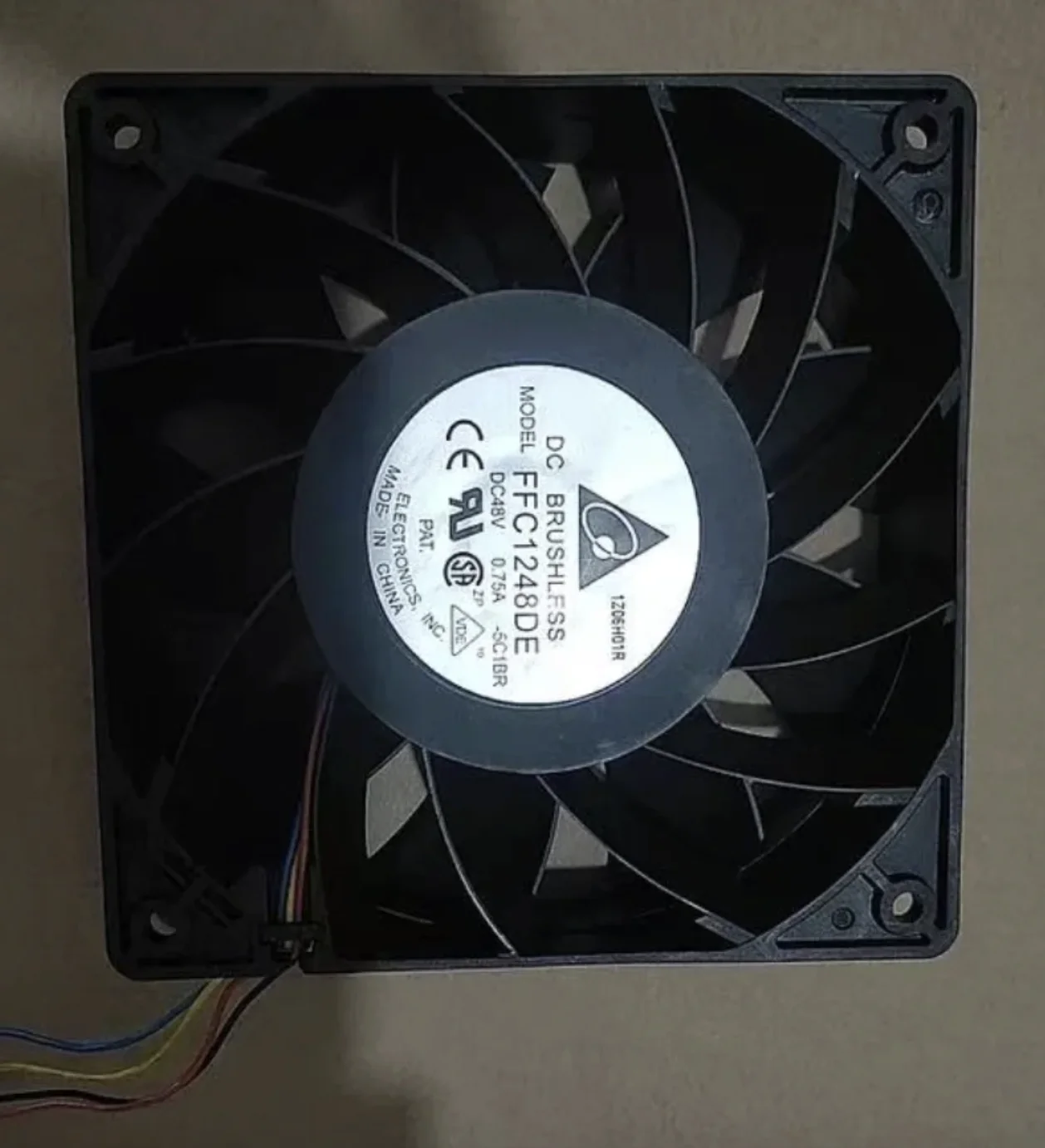 

Вентилятор охлаждения FFC1248DE 5C1BR DC48V 0.75A 4WIER