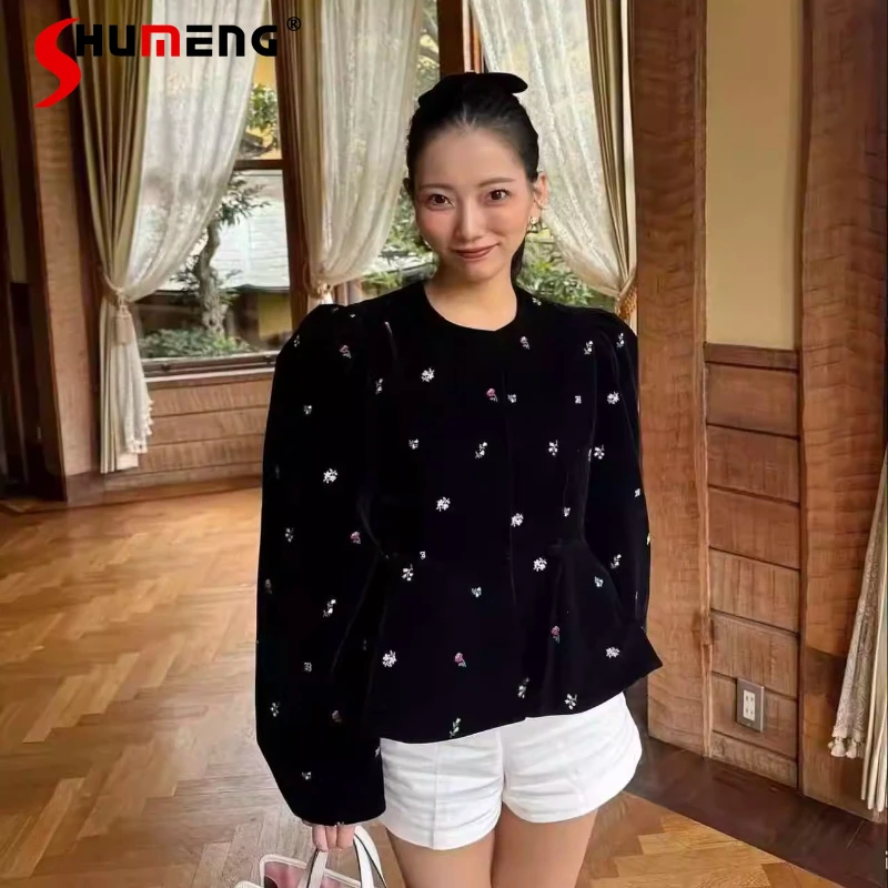 

Комплект женской одежды: вельветовая куртка в японском стиле с вышивкой, приталенный крой, длинный рукав, и брюки-кюлоты. Модель 2026 года.