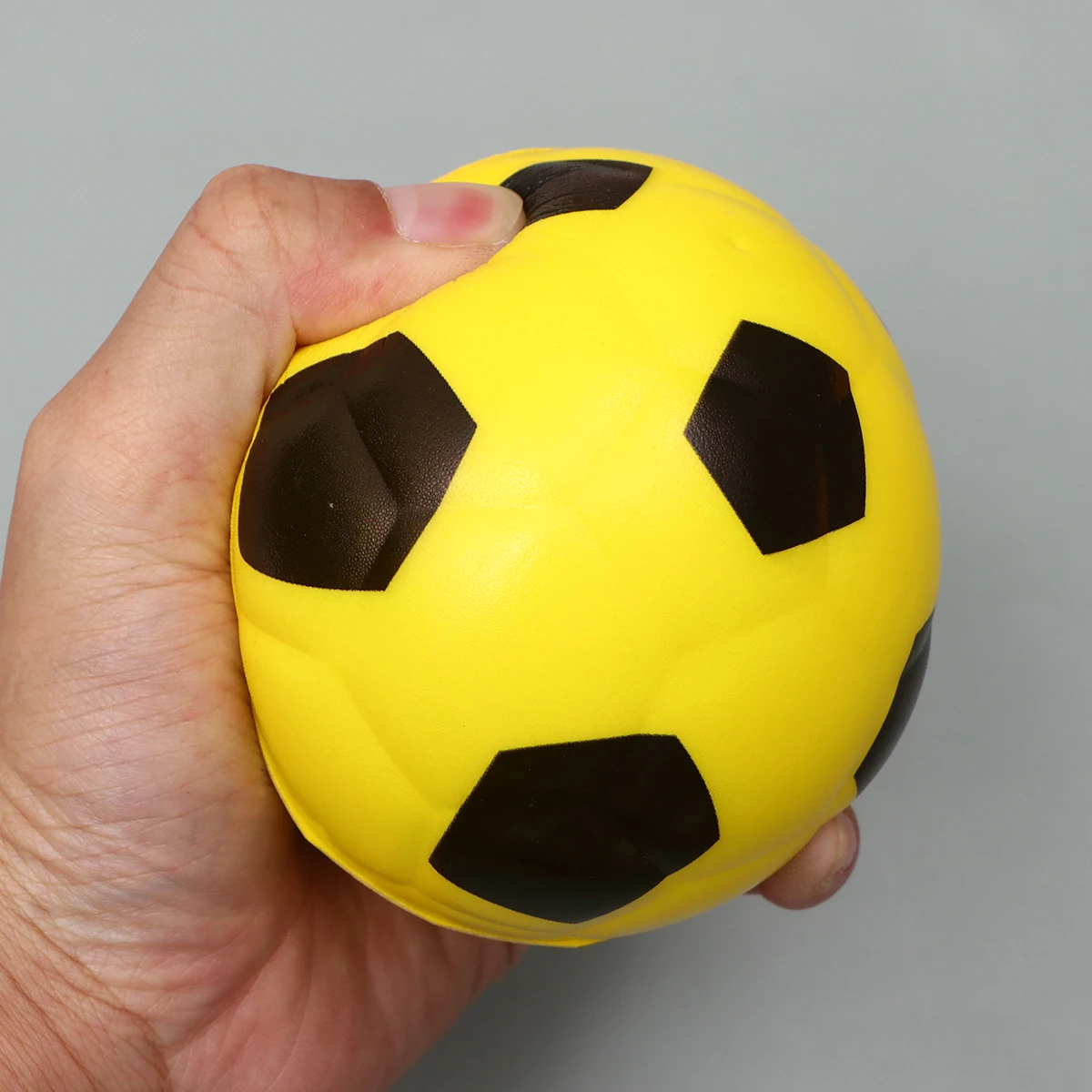 1pc PU Calcio Giocattolo Sport all'aria aperta Giocattoli Calci solidi Puntelli educativi Regalo di compleanno per bambini (colore 10 cm)