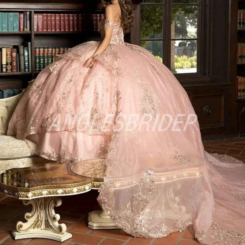 Gaun Quinceanera Tali Spaghetti Merah Muda Seksi Korset Tull Manik-manik Renda Applique Emas Bahu Terbuka Vestidos Kustom 15 De Anos
