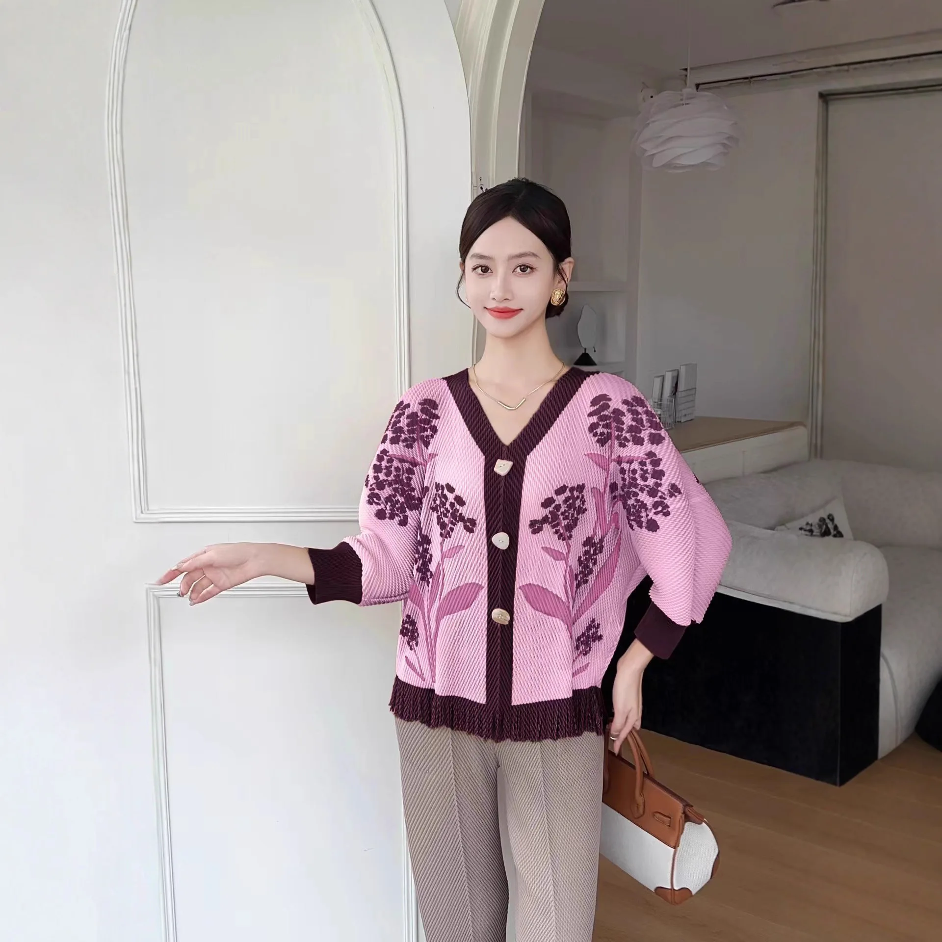 

Miyake плиссированный новый свободный топ с v-образным вырезом и рукавами «летучая мышь», модный повседневный плиссированный контрастный пуловер с принтом «рыбий чешуя», вязаный свитер