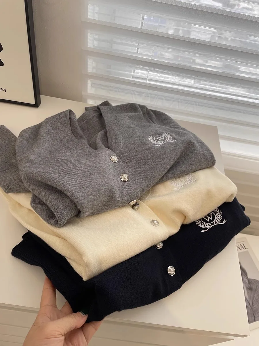 

Embroidered Bae Knitted V-Ne ort Cardigan Women's Early Spring Anti-Aging College Sle Slimming Small Size Top Coat