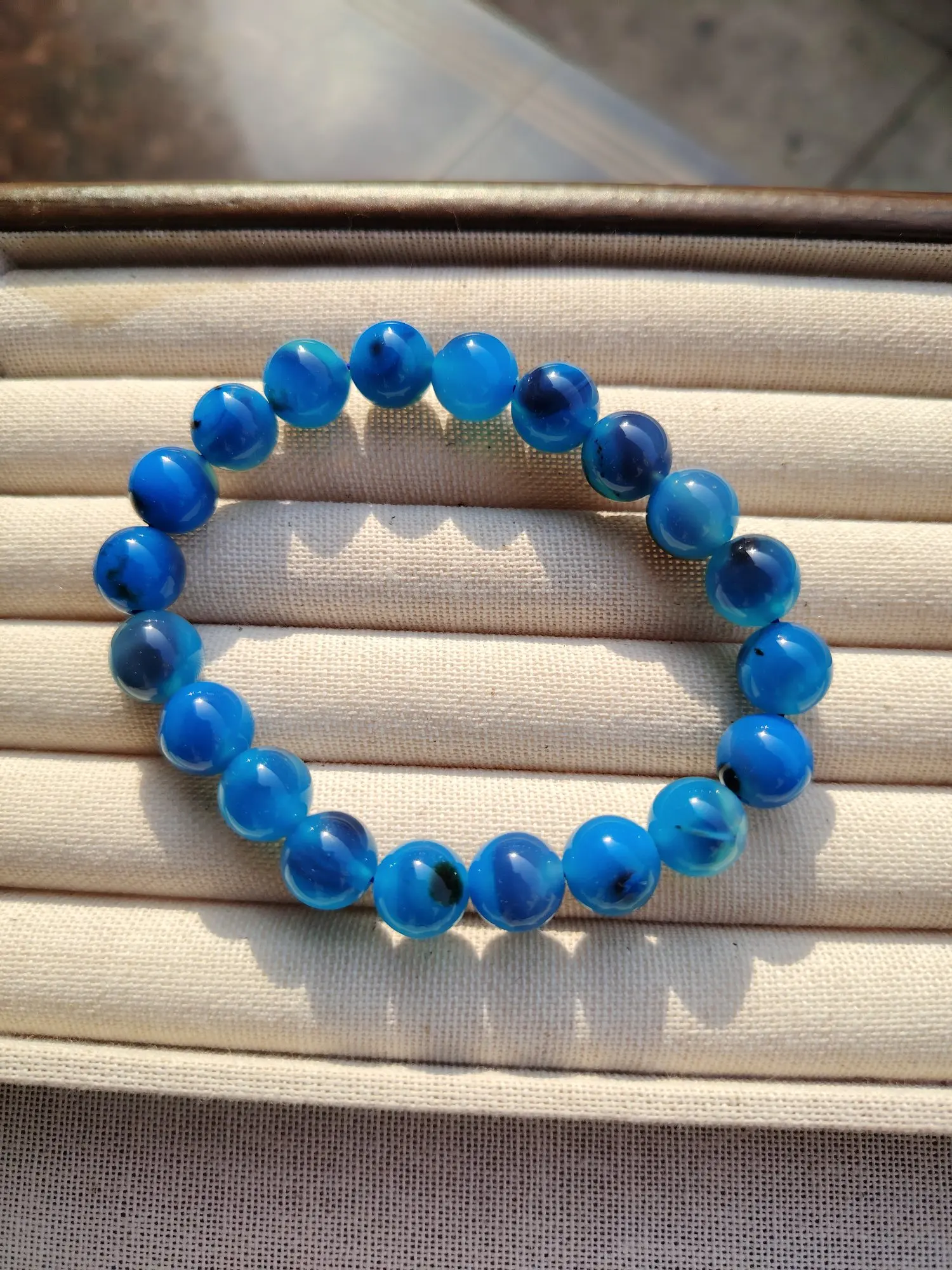 Gelang hati gula biru akik yang indah melambangkan perdamaian, ketenangan, dan keselamatan batin untuk keluarga dan teman.