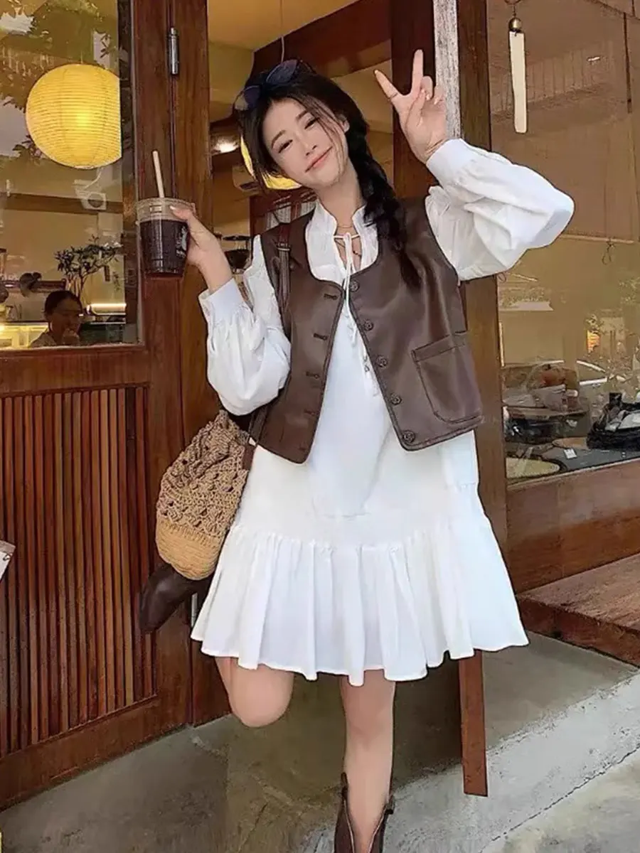 เสื้อกั๊กหนัง PU สไตล์อเมริกันสำหรับผู้หญิง รุ่นใหม่ปี 2025 แฟชั่นเสื้อคลุมตัวนอก กระโปรงซ้อน ทรงเข้ารูป ตกแต่งกระดุม สำหรับฤดูใบไม้ร่วง