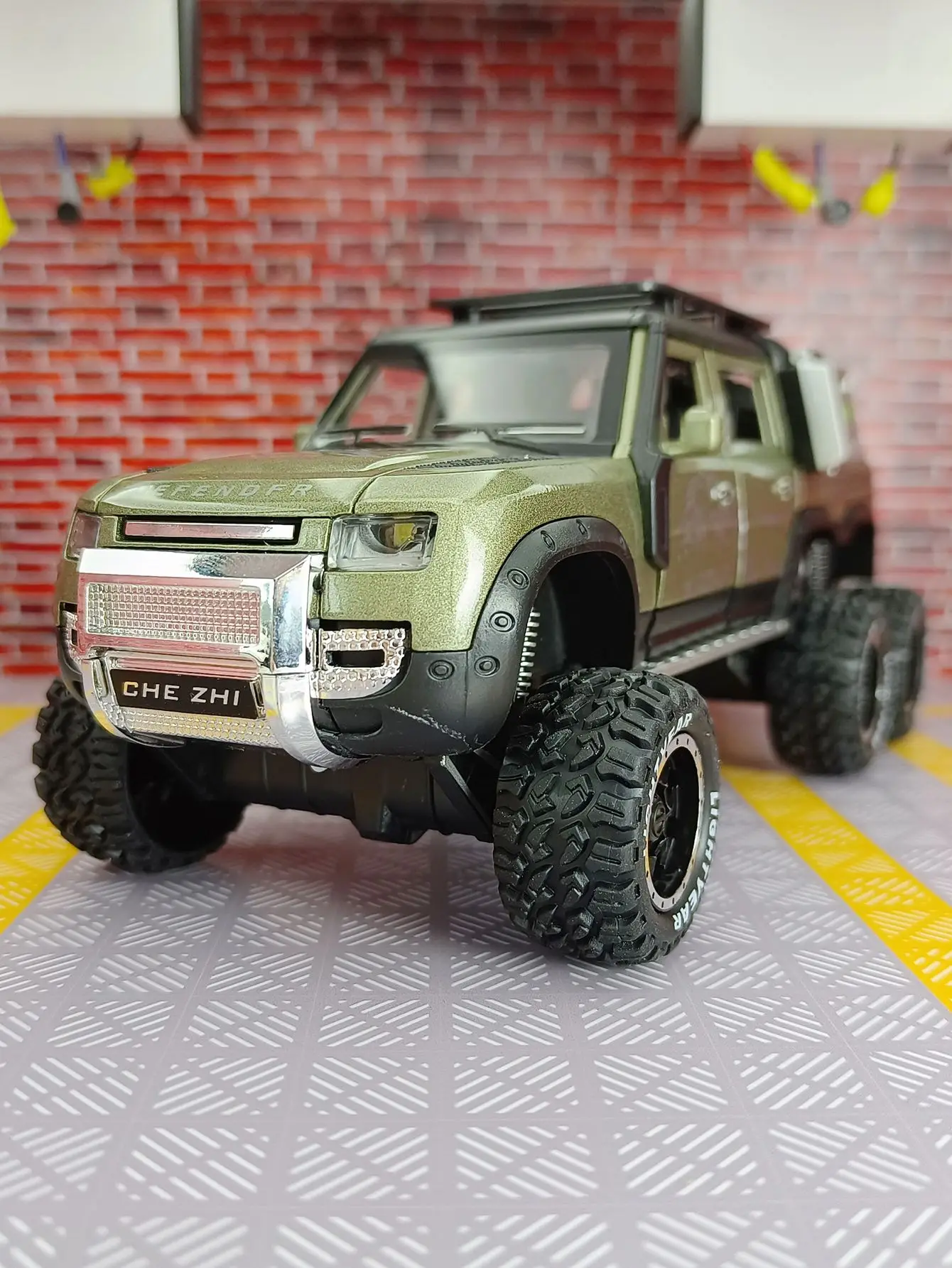 1: 24 Simulation Land Rover Defender Modified 6-Wheel Alloy Off Road Vehicle Model, Doors Can Open, Sound and Light,