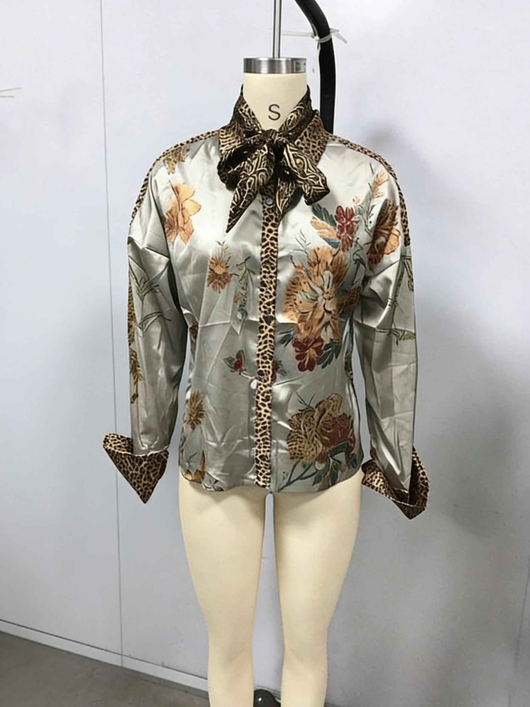 

Женская свободная блузка с цветочным принтом, леопардовыми вставками, отложным воротником, на пуговицах, с длинными рукавами, из атласа, в стиле ретро, пляжная, богемная, с шарфом
