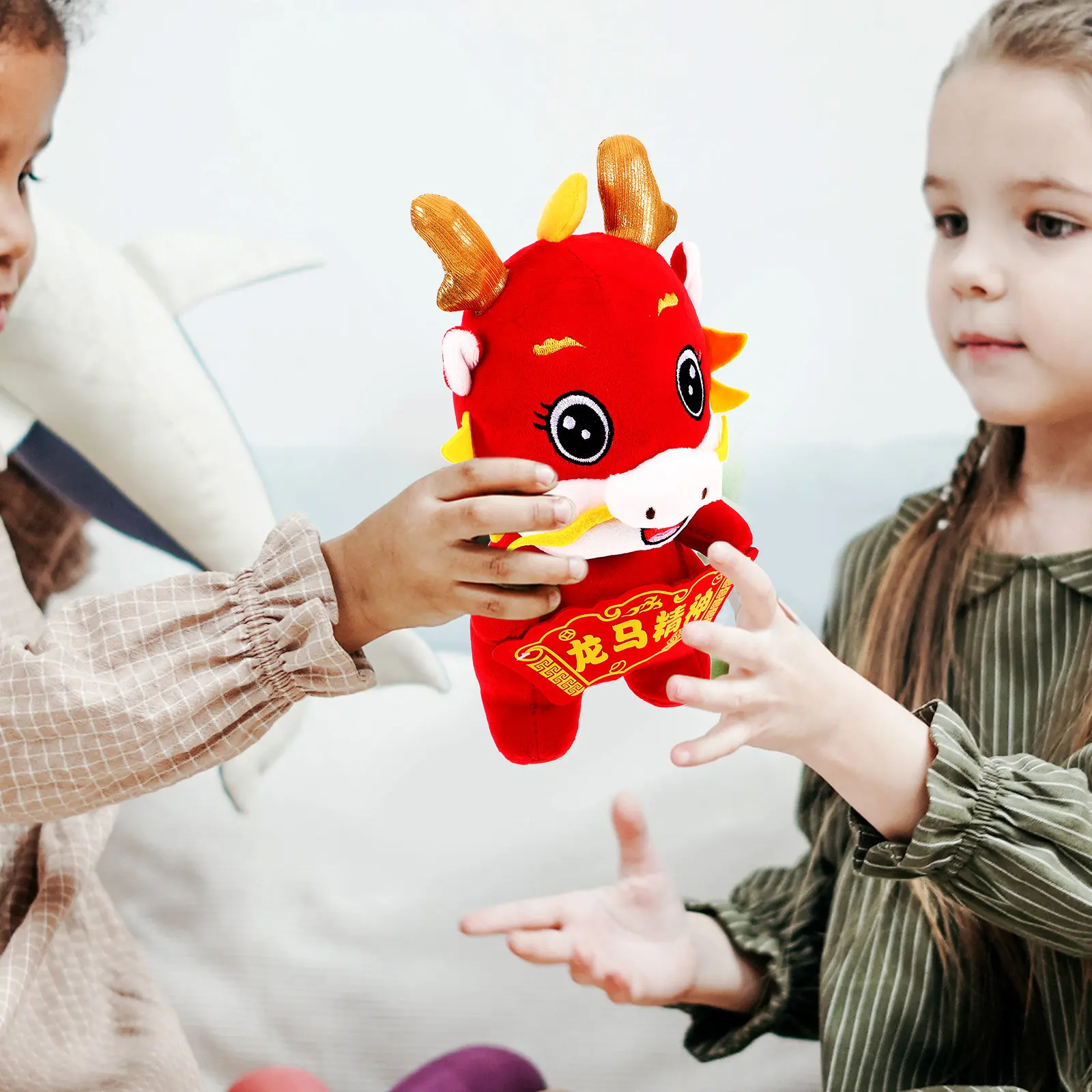 

Плюшевая игрушка-дракон: Изысканная работа, уютная праздничная атмосфера, новогодний талисман удачи, здоровье, богатство, урожай. Год Дракона 2024