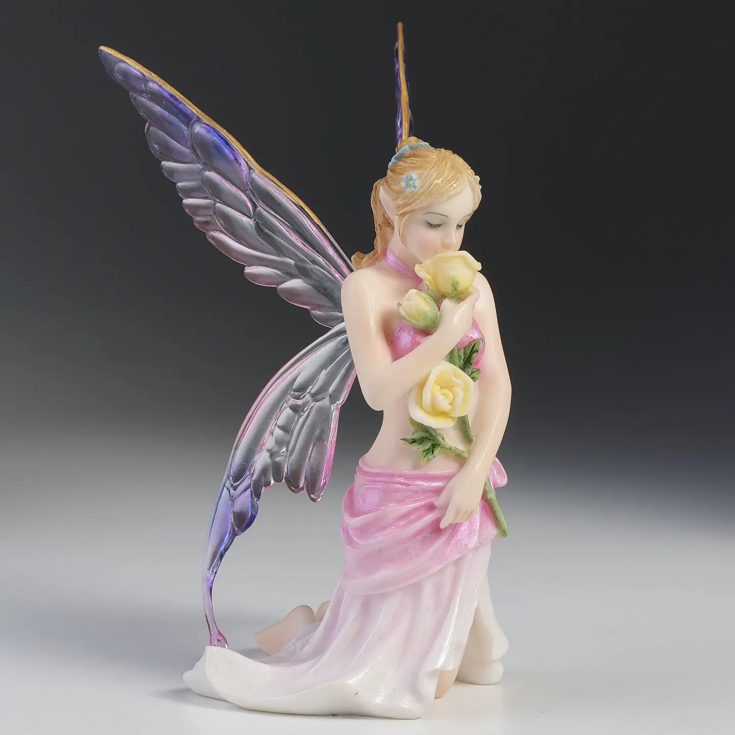 Resin Kneeling Fairy Figurine Holding Yellow Roses Elf Statue Iridescent Shimmer Wings Home Desktop Decorative Ornament Gift
