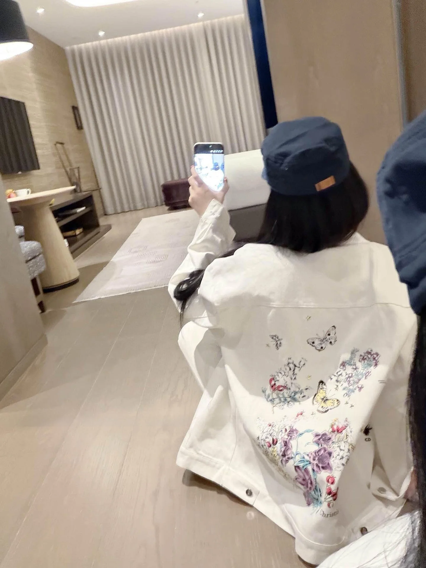 

Женская повседневная свободная футболка из чистого хлопка с цветочным принтом ручной росписи, отложным воротником и коротким рукавом